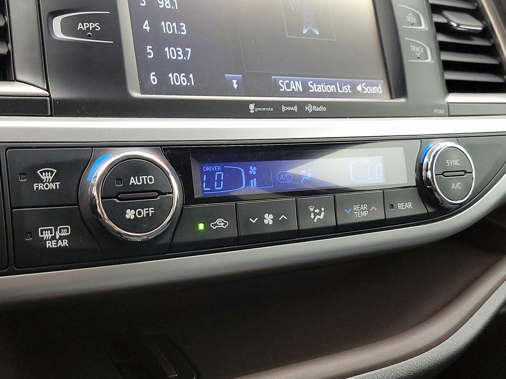 Thumbnail: 2016 Toyota Highlander - 16