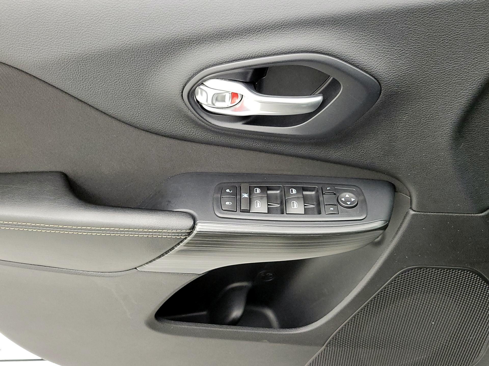 Thumbnail: 2016 Jeep Cherokee - 12