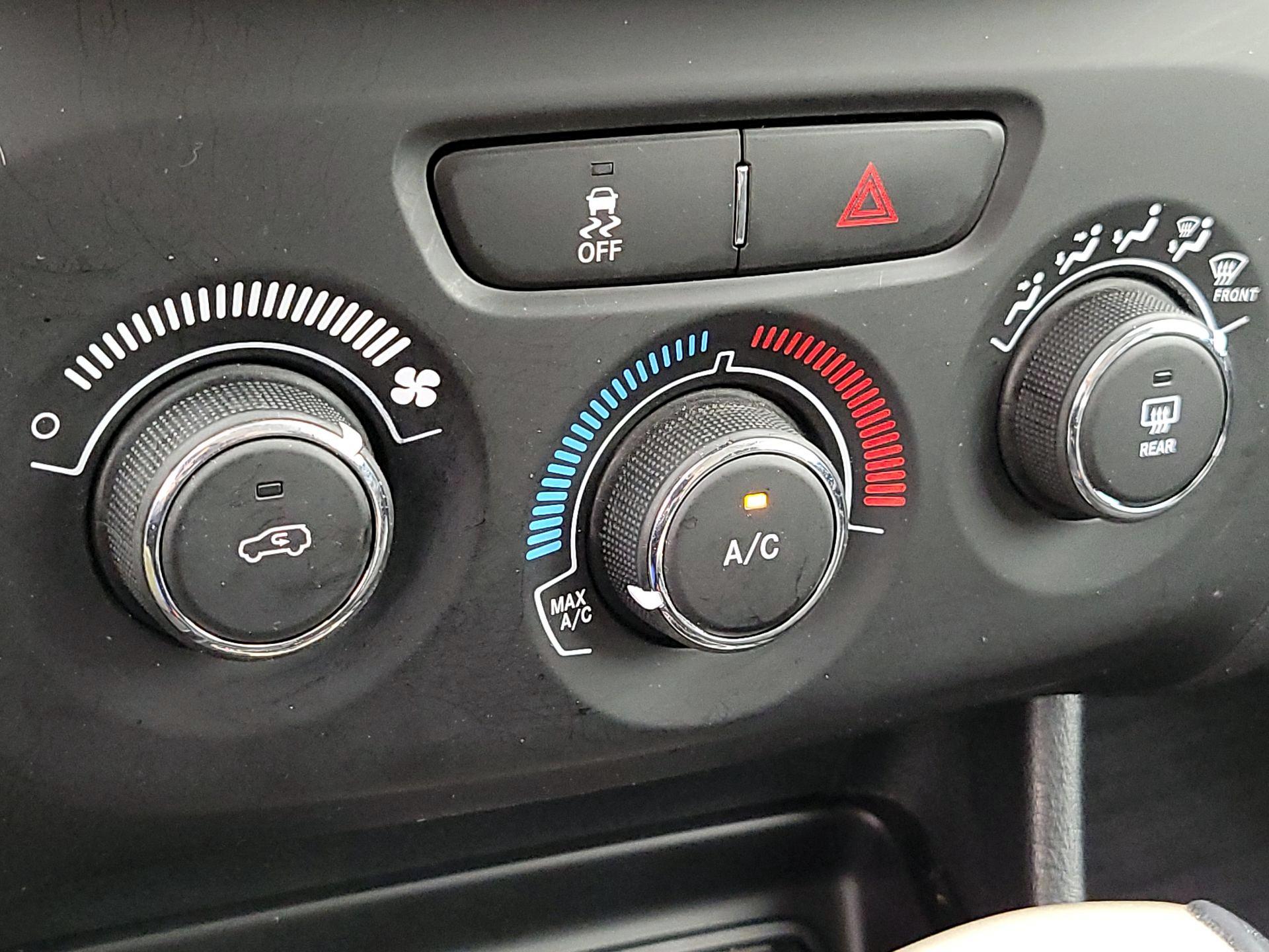 Thumbnail: 2016 Jeep Cherokee - 15