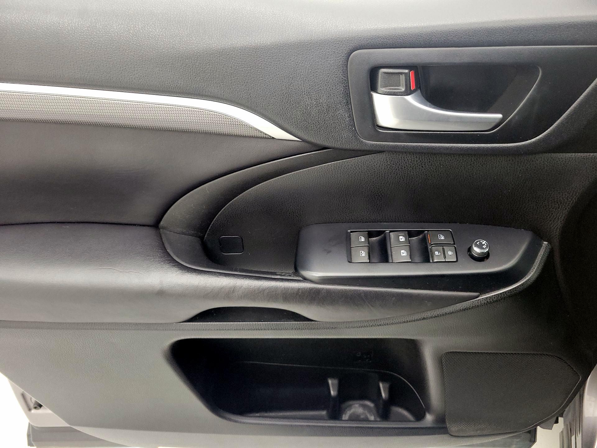 Thumbnail: 2017 Toyota Highlander - 12