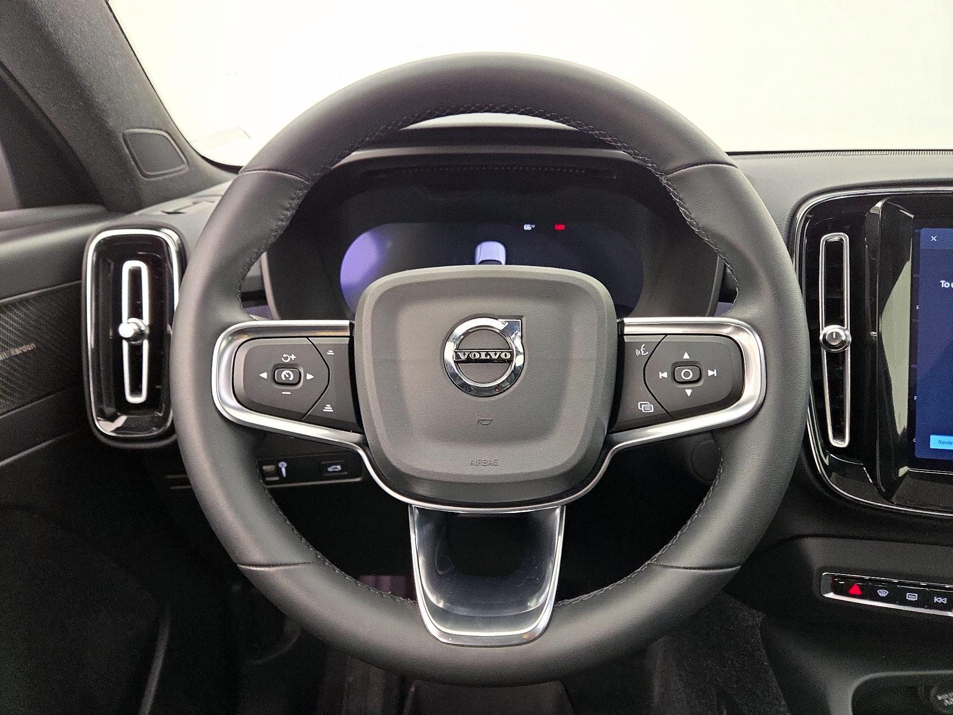 Thumbnail: 2022 Volvo C40 - 10