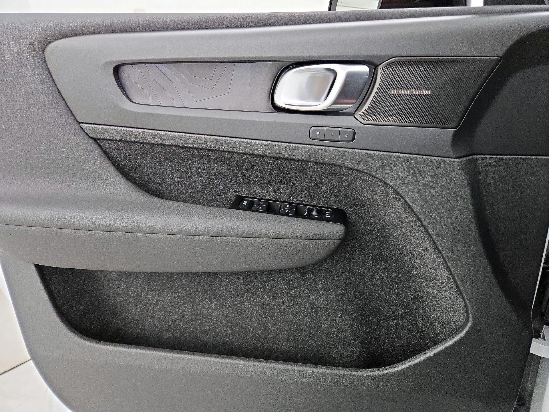 Thumbnail: 2022 Volvo C40 - 12