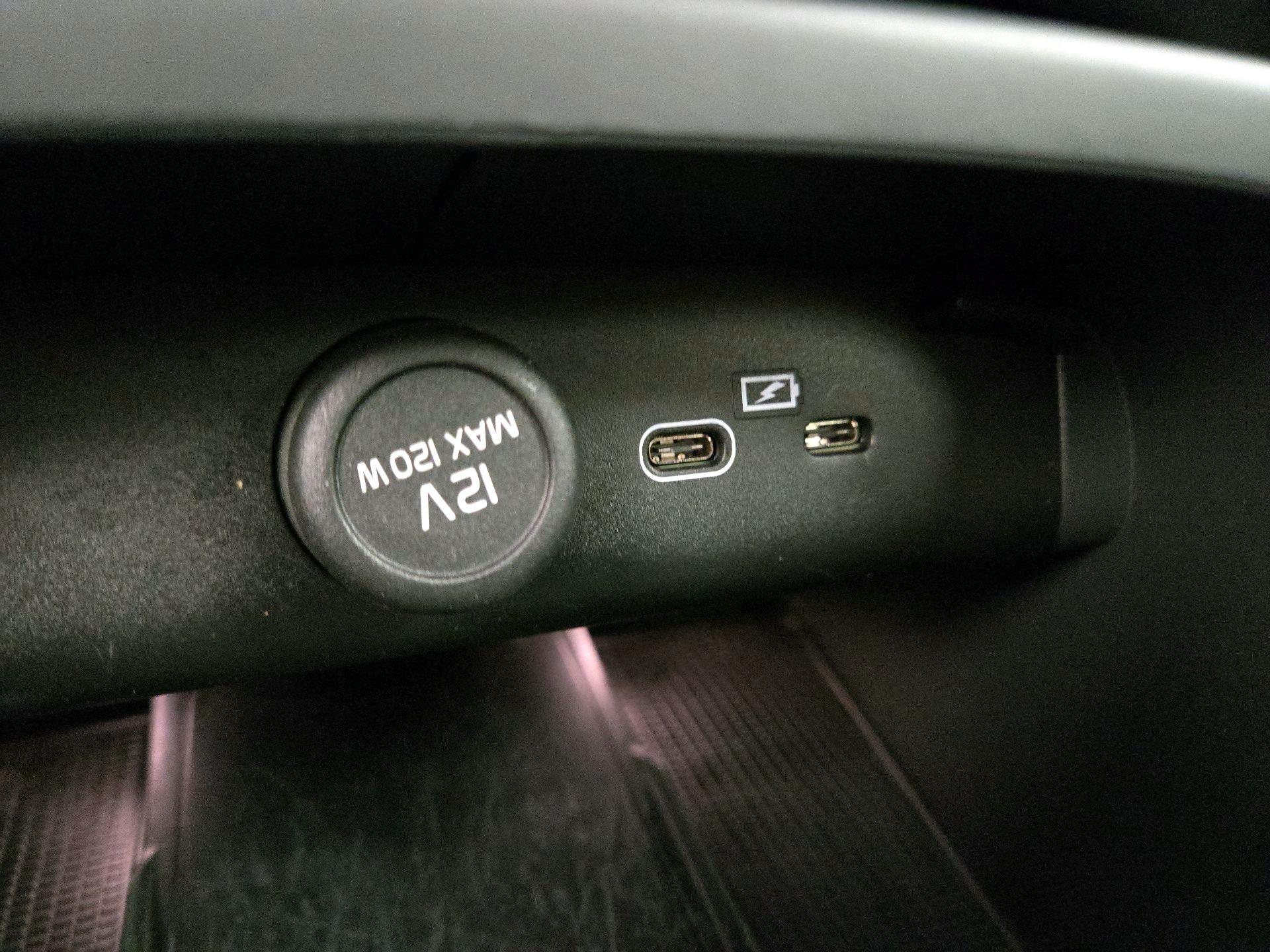 Thumbnail: 2022 Volvo C40 - 18