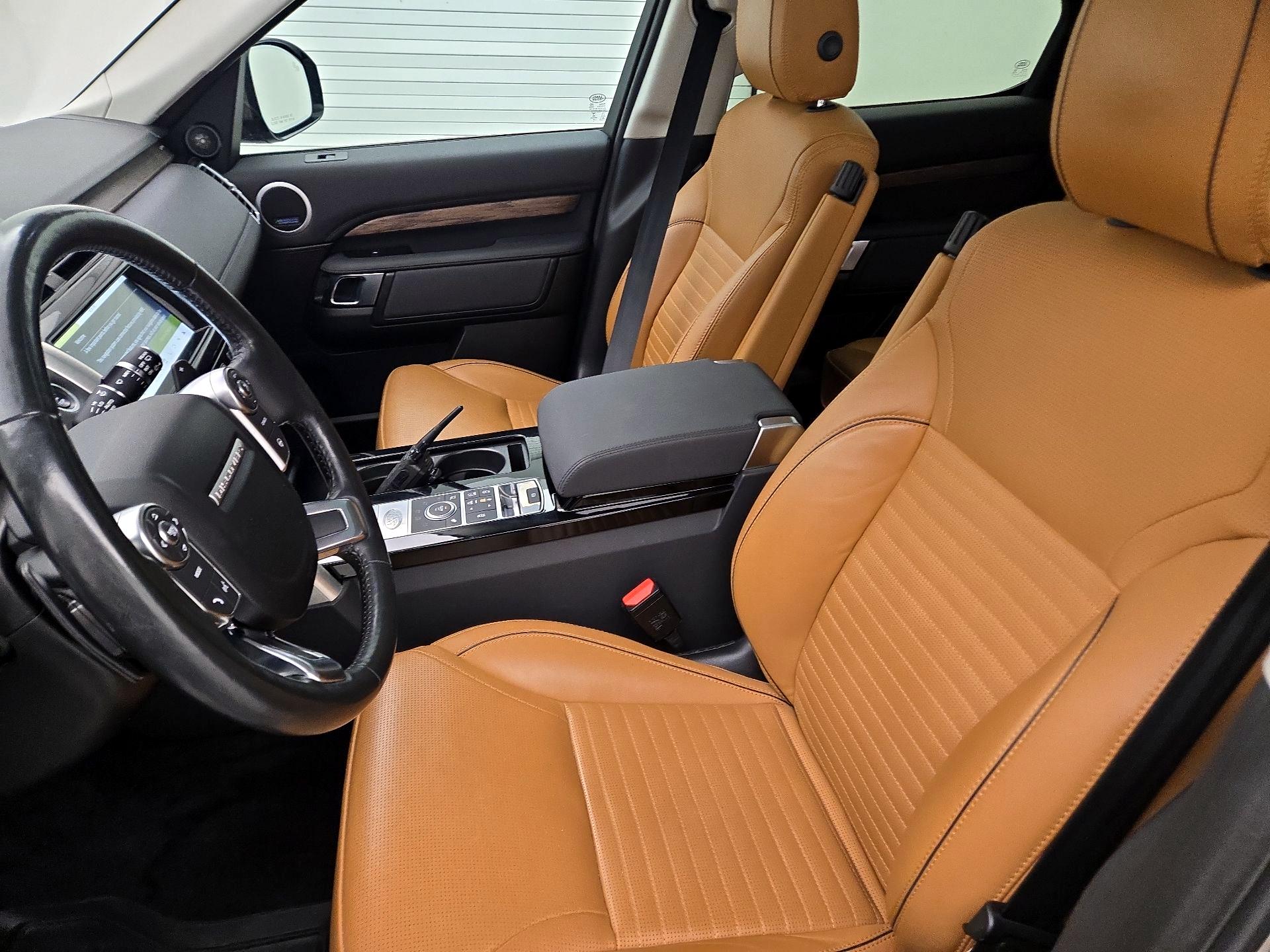 Thumbnail: 2017 Land Rover Discovery - 11