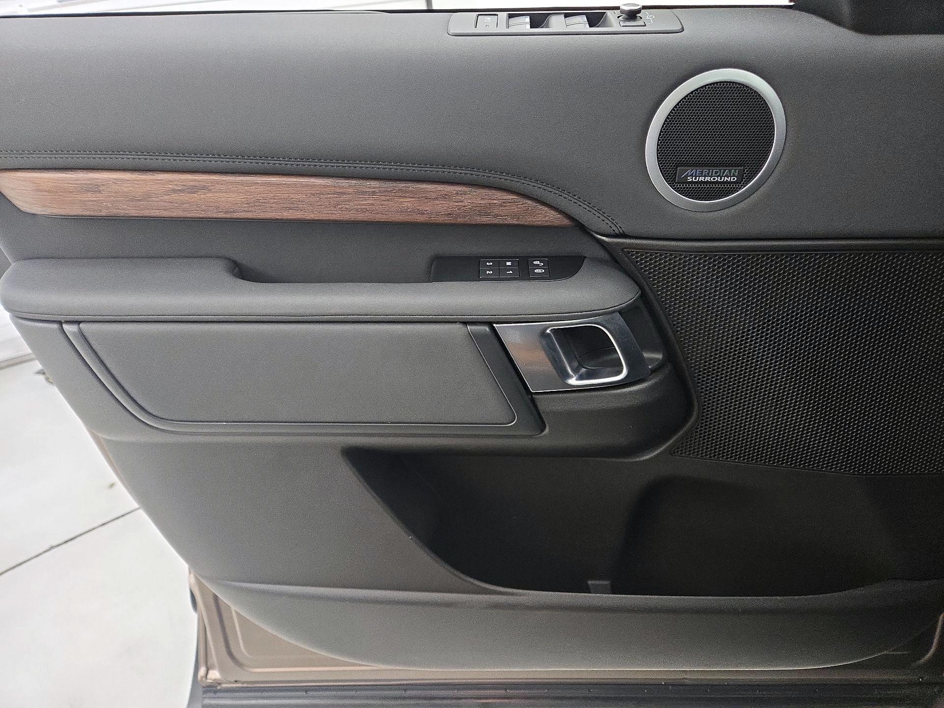 Thumbnail: 2017 Land Rover Discovery - 12