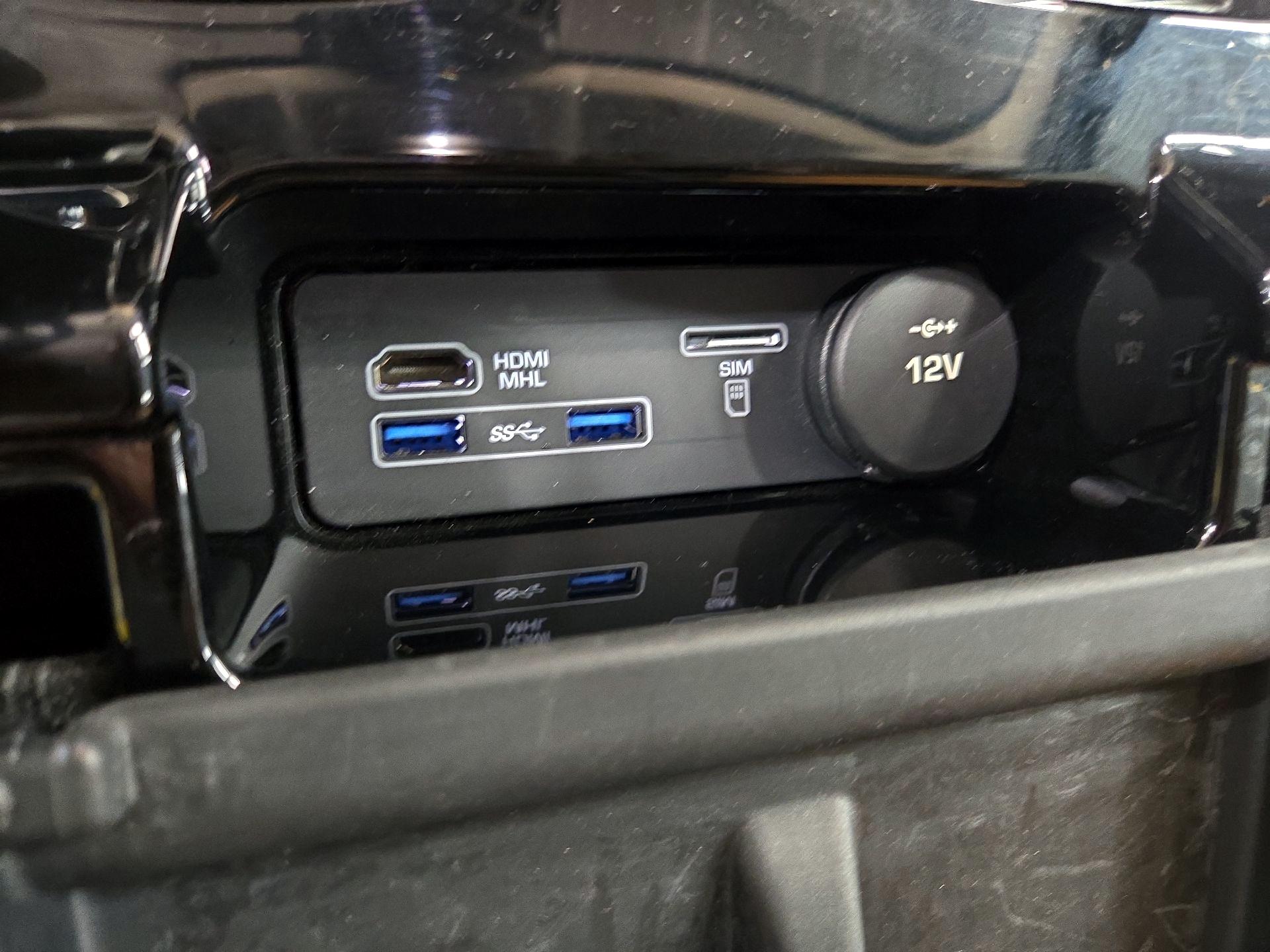 Thumbnail: 2017 Land Rover Discovery - 19