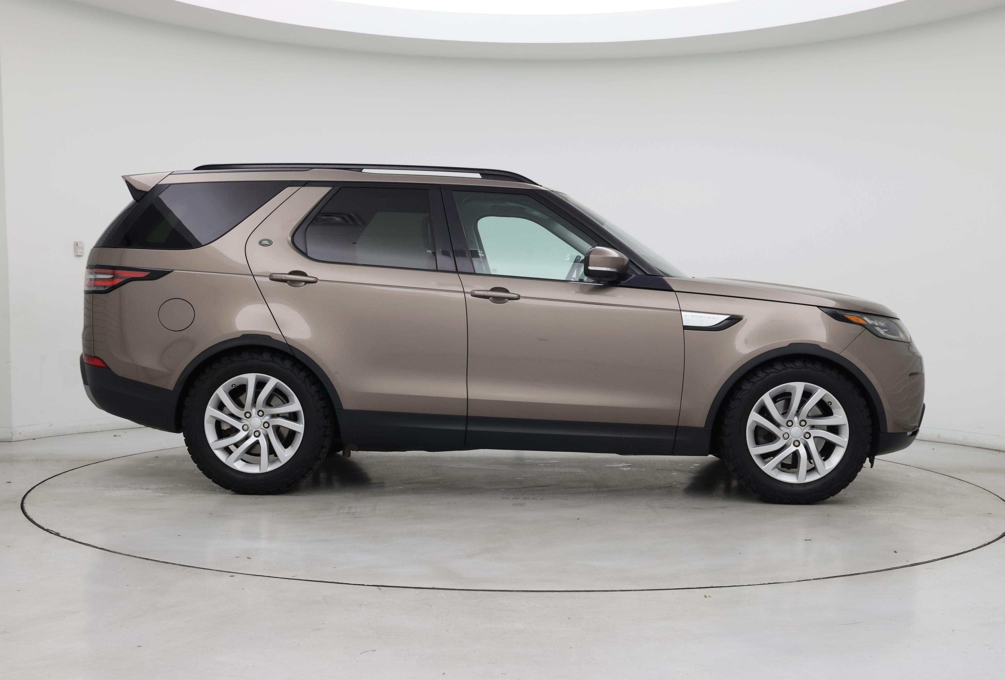 Thumbnail: 2017 Land Rover Discovery - 7