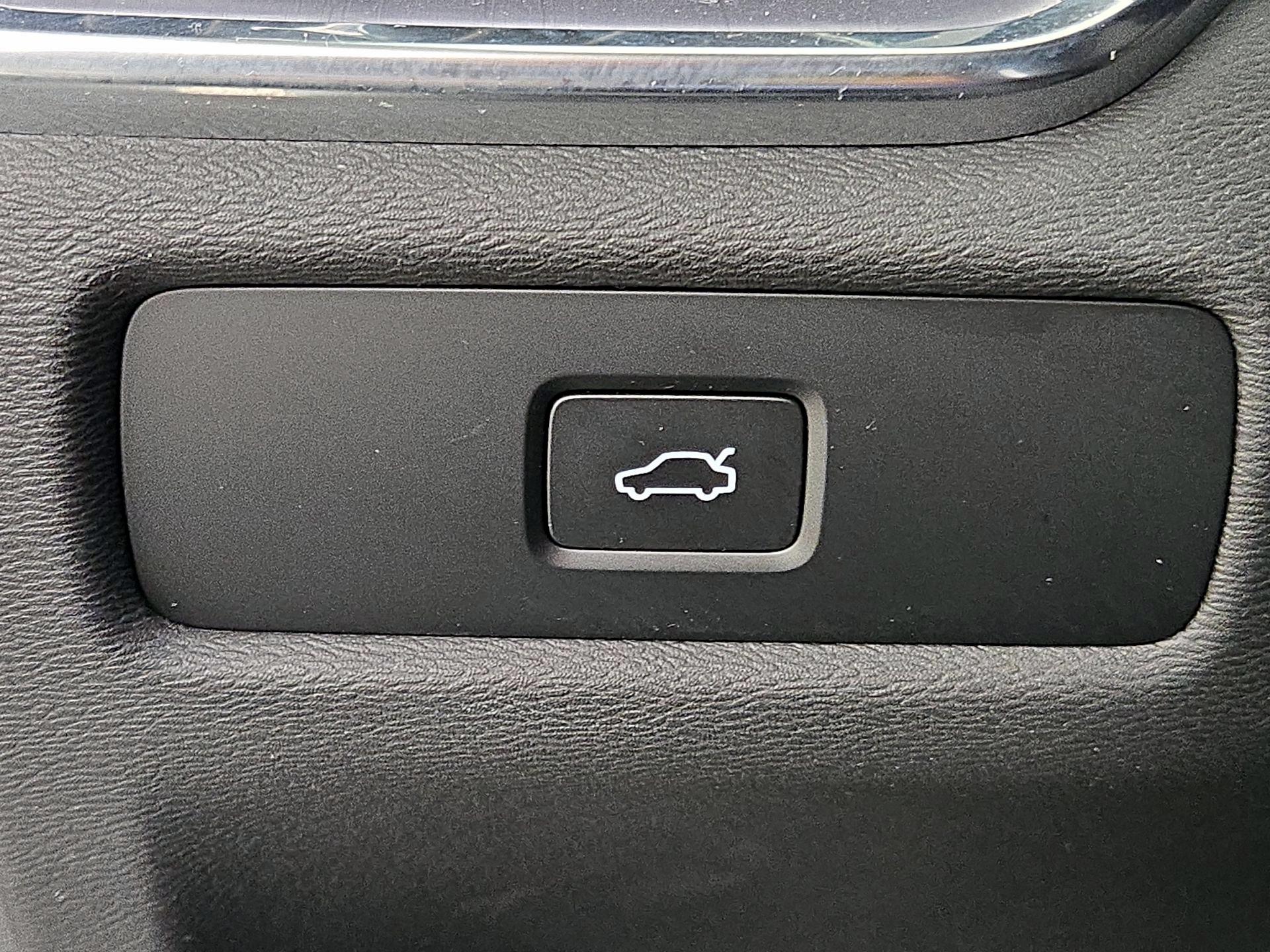 Thumbnail: 2024 Volvo S60 - 13