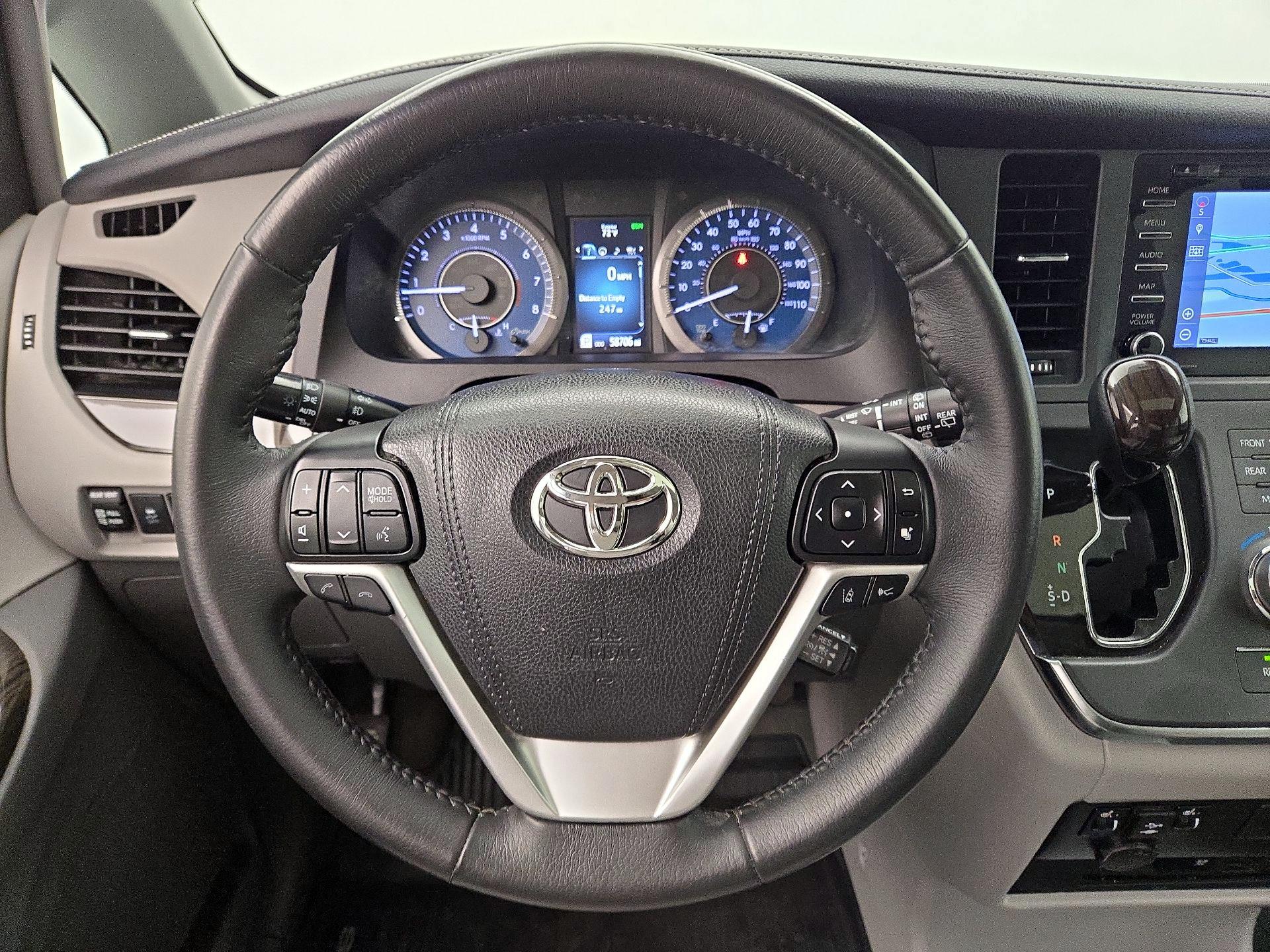 Thumbnail: 2018 Toyota Sienna - 10