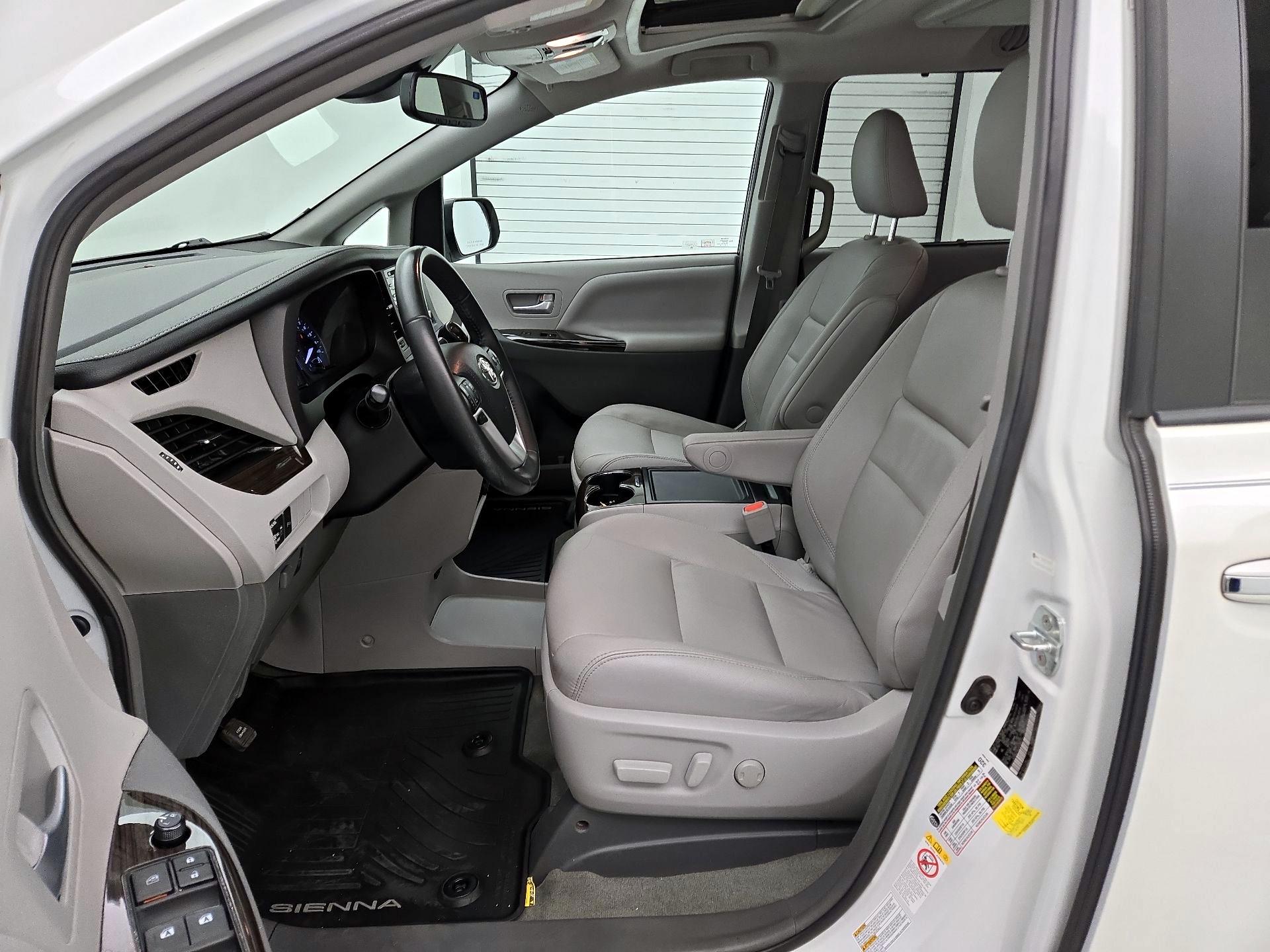 Thumbnail: 2018 Toyota Sienna - 11