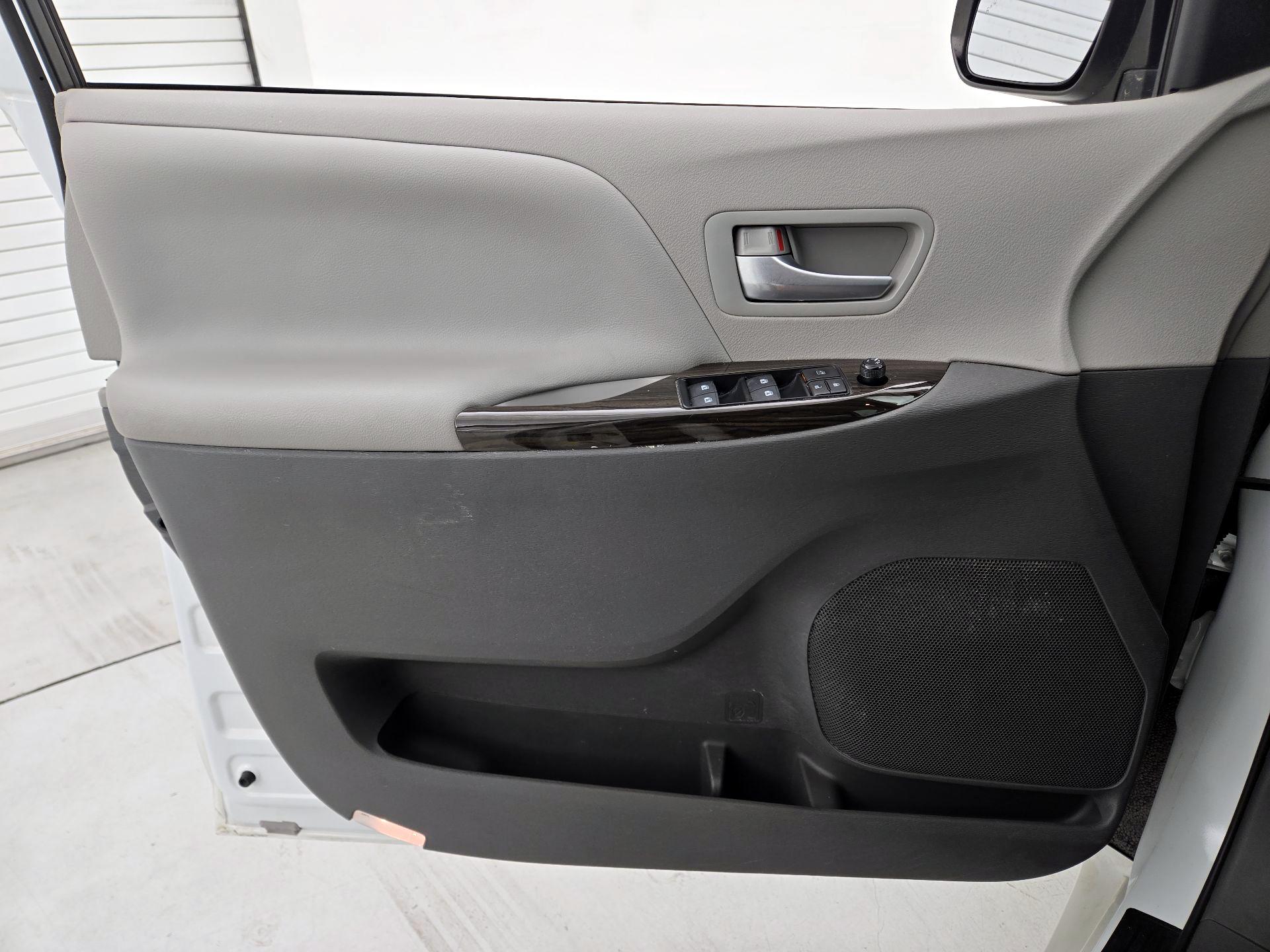 Thumbnail: 2018 Toyota Sienna - 12