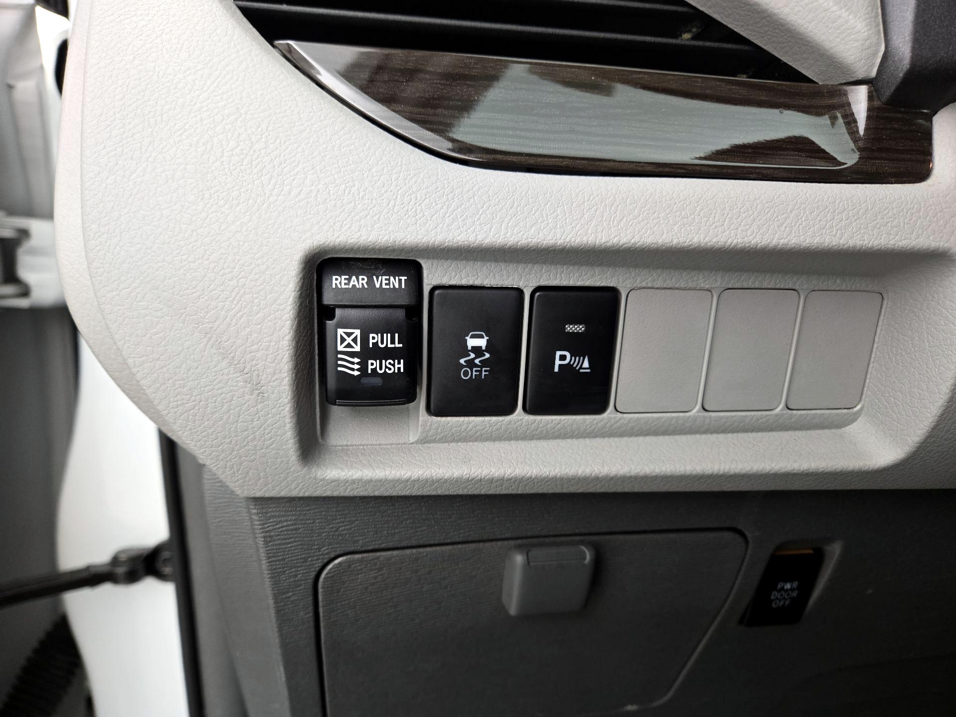 Thumbnail: 2018 Toyota Sienna - 13