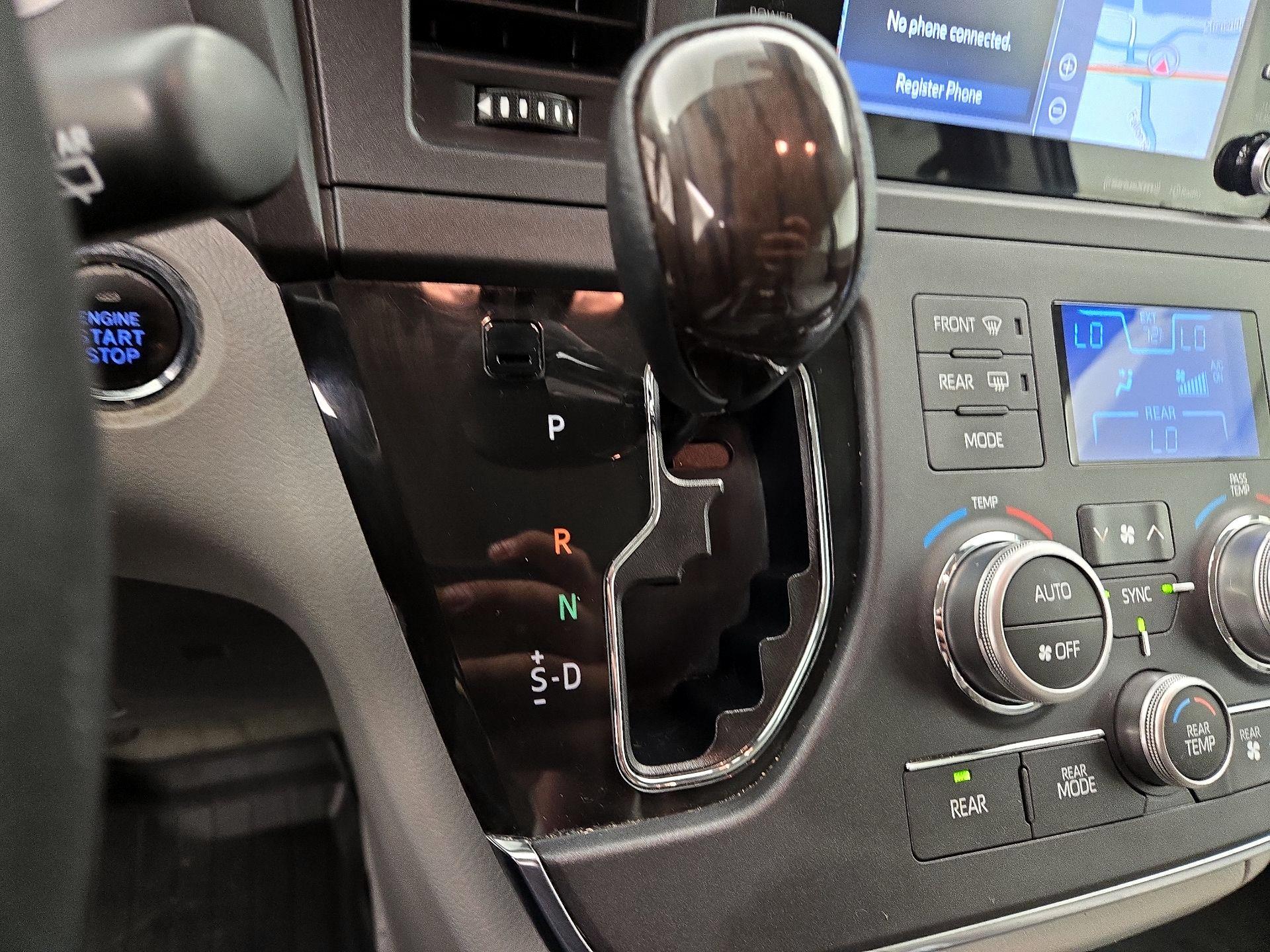 Thumbnail: 2018 Toyota Sienna - 18