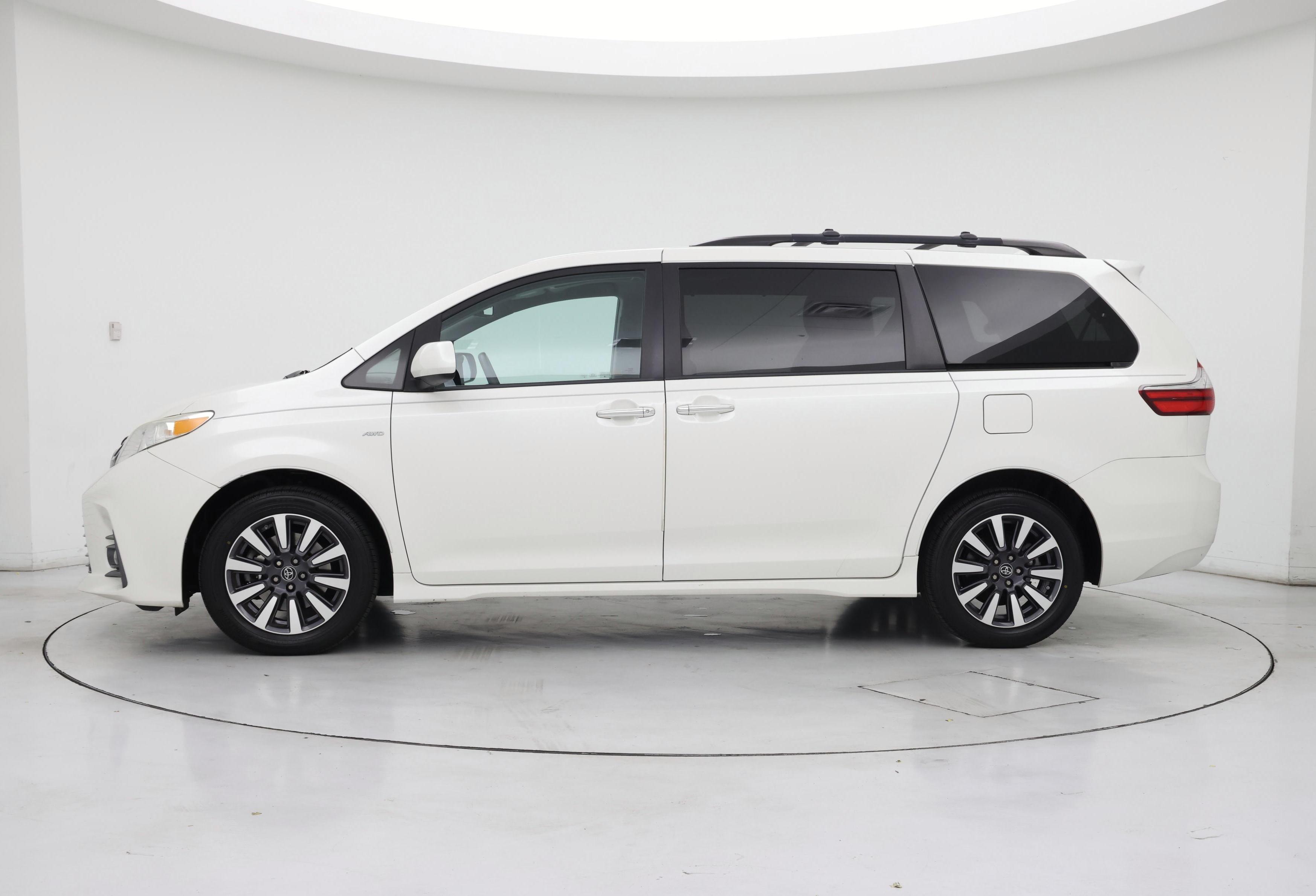 Thumbnail: 2018 Toyota Sienna - 3