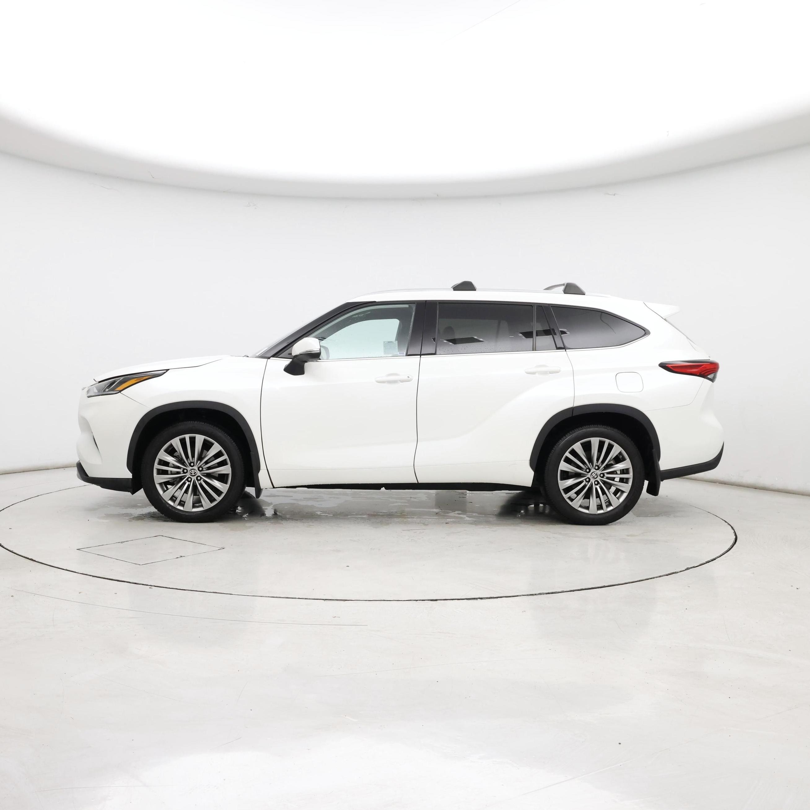 Thumbnail: 2021 Toyota Highlander - 3
