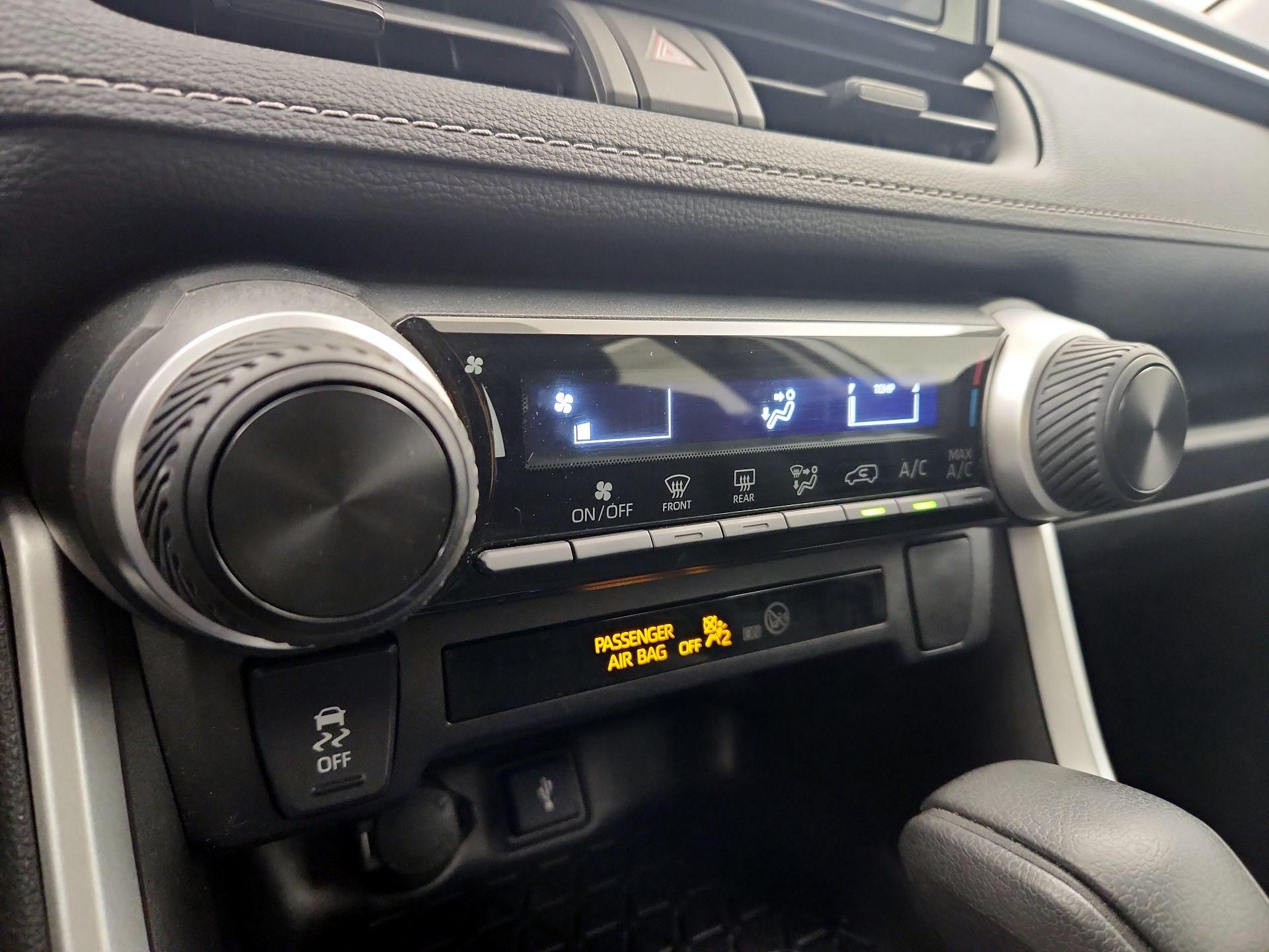 Thumbnail: 2020 Toyota RAV4 - 16