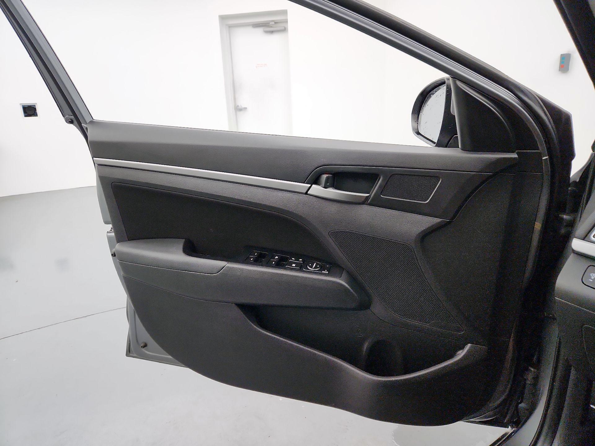 Thumbnail: 2017 Hyundai Elantra - 12