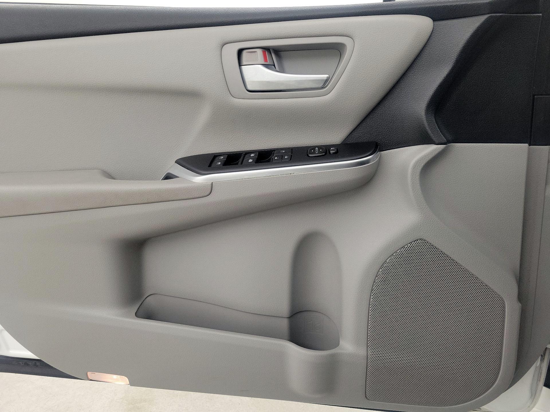 Thumbnail: 2016 Toyota Camry - 12