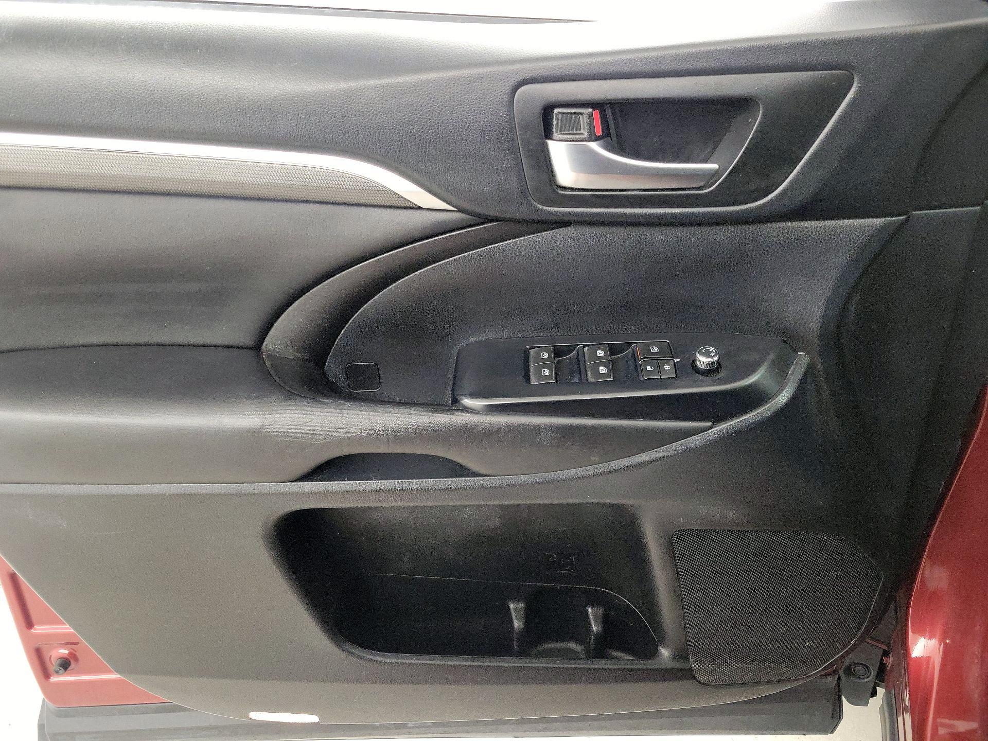 Thumbnail: 2019 Toyota Highlander - 12