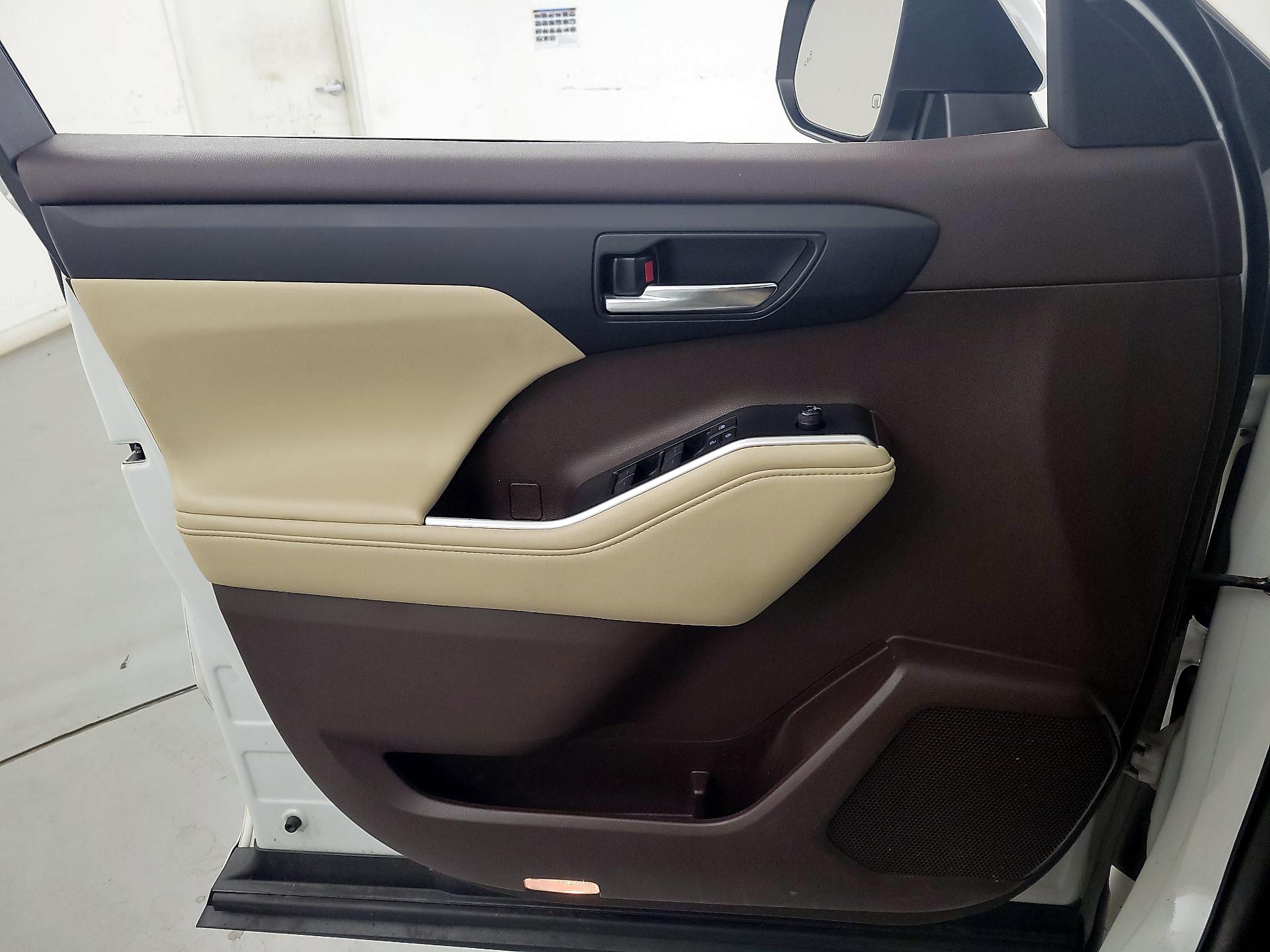 Thumbnail: 2021 Toyota Highlander - 12