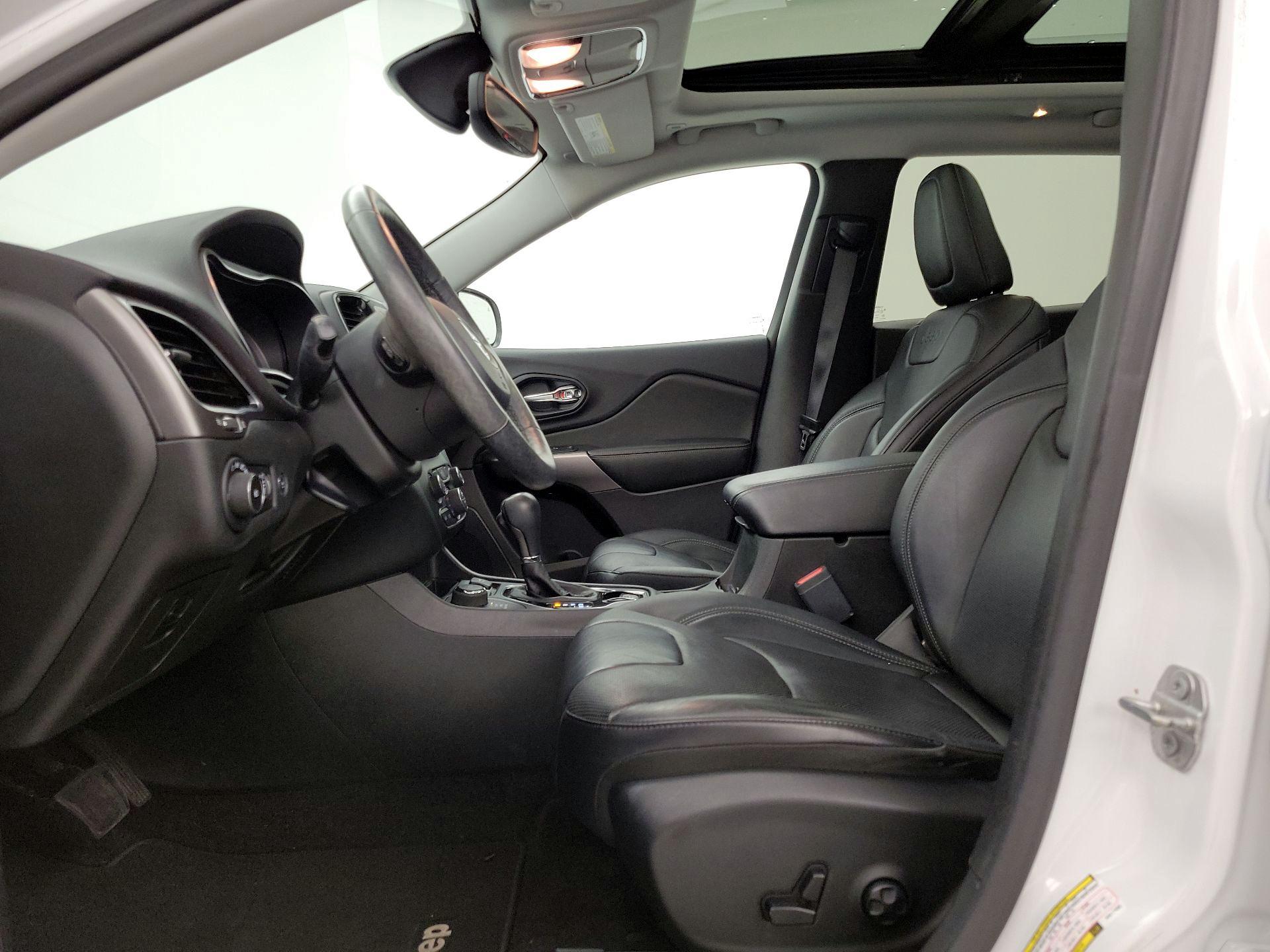 Thumbnail: 2019 Jeep Cherokee - 11