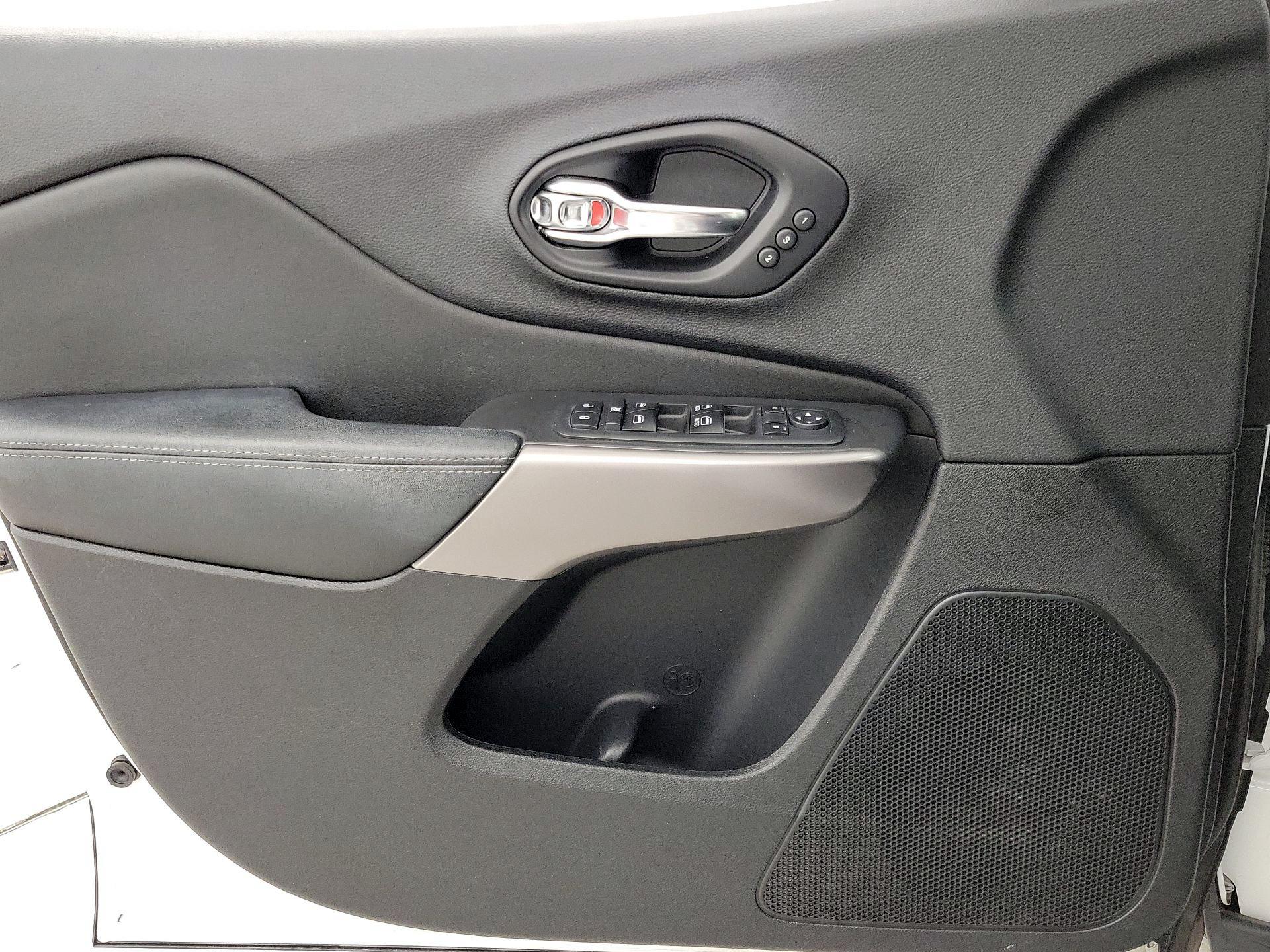 Thumbnail: 2019 Jeep Cherokee - 12