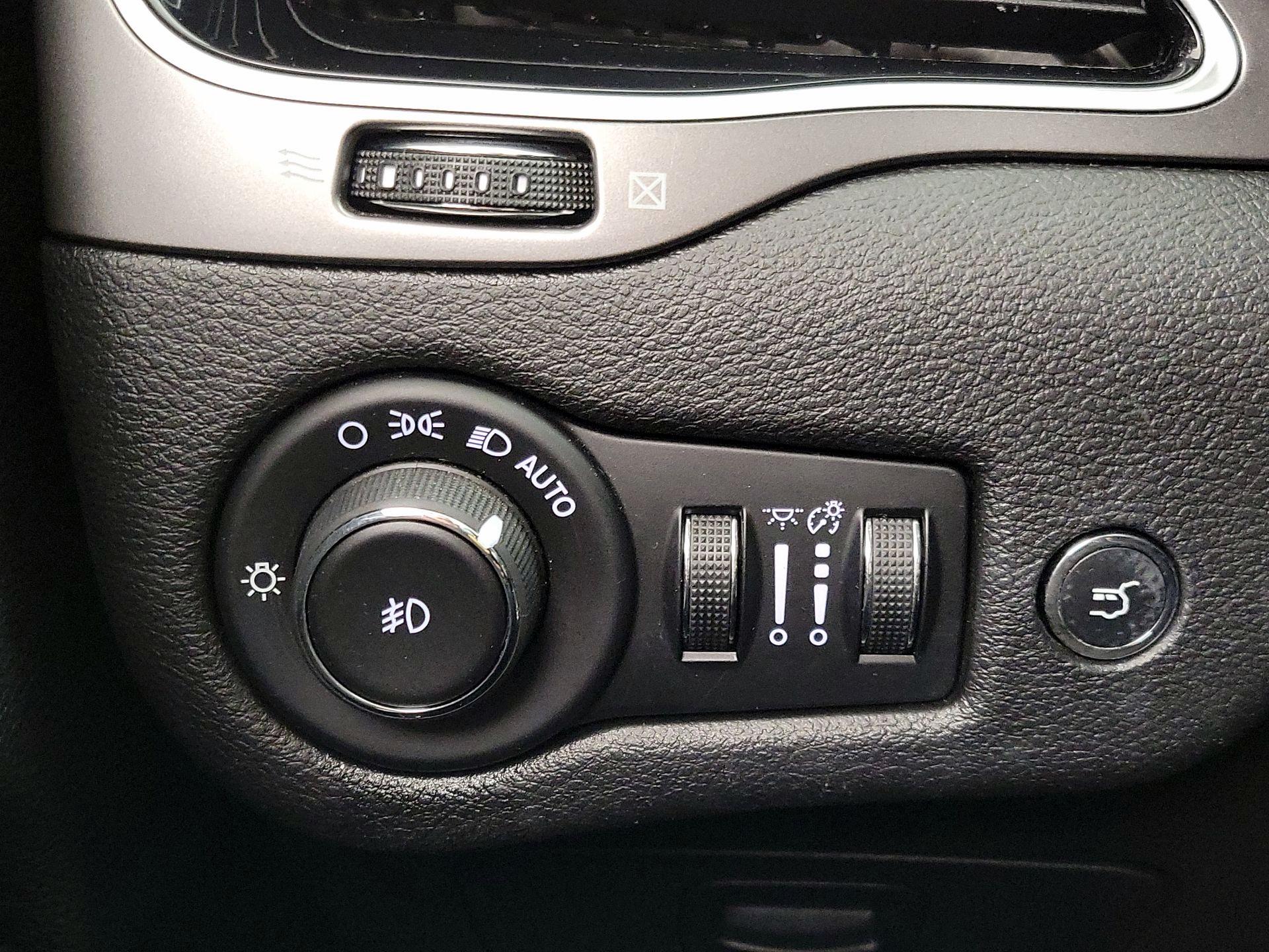 Thumbnail: 2019 Jeep Cherokee - 13