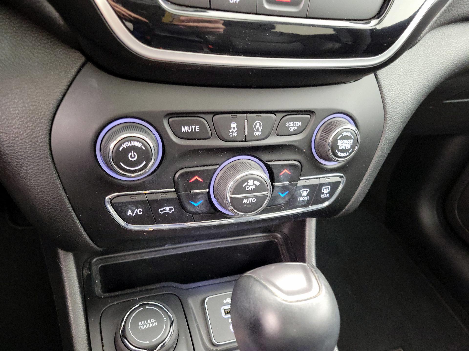 Thumbnail: 2019 Jeep Cherokee - 17