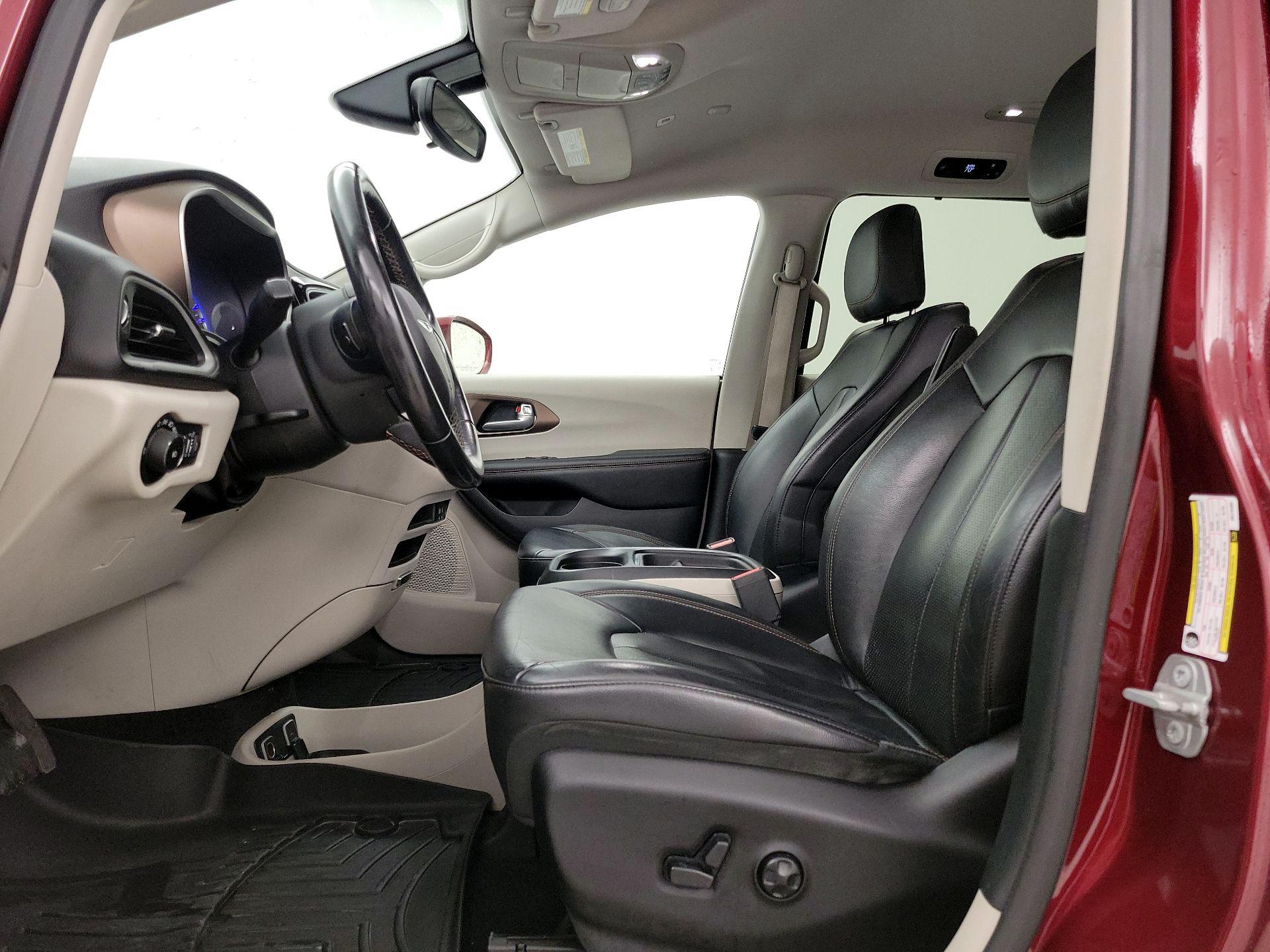 Thumbnail: 2018 Chrysler Pacifica - 11