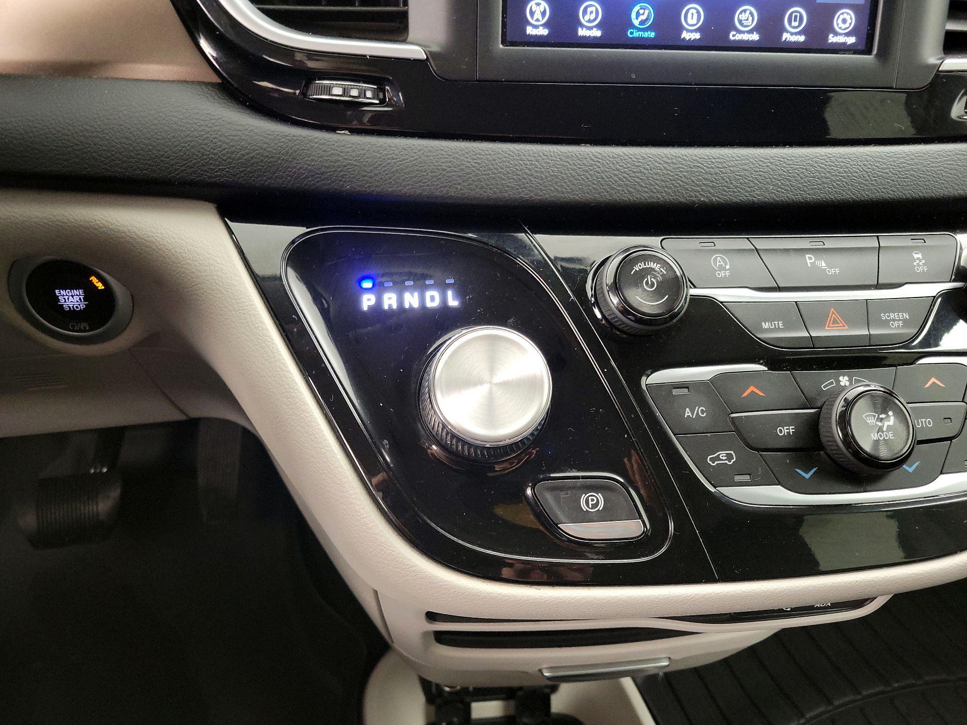 Thumbnail: 2018 Chrysler Pacifica - 17