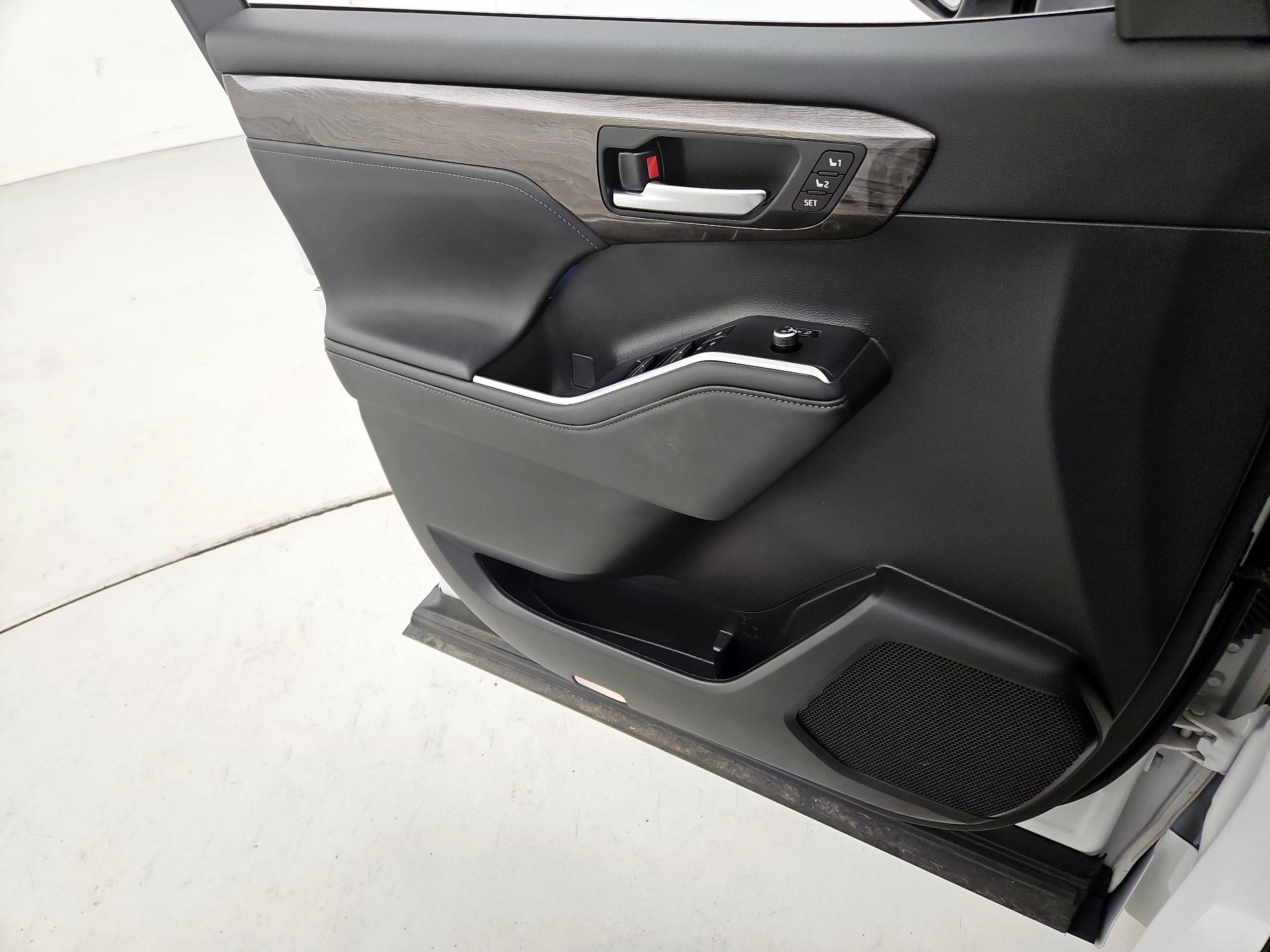 Thumbnail: 2023 Toyota Highlander - 12