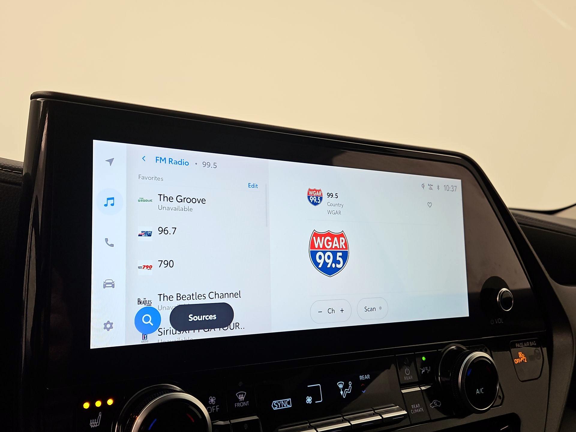 Thumbnail: 2023 Toyota Highlander - 15