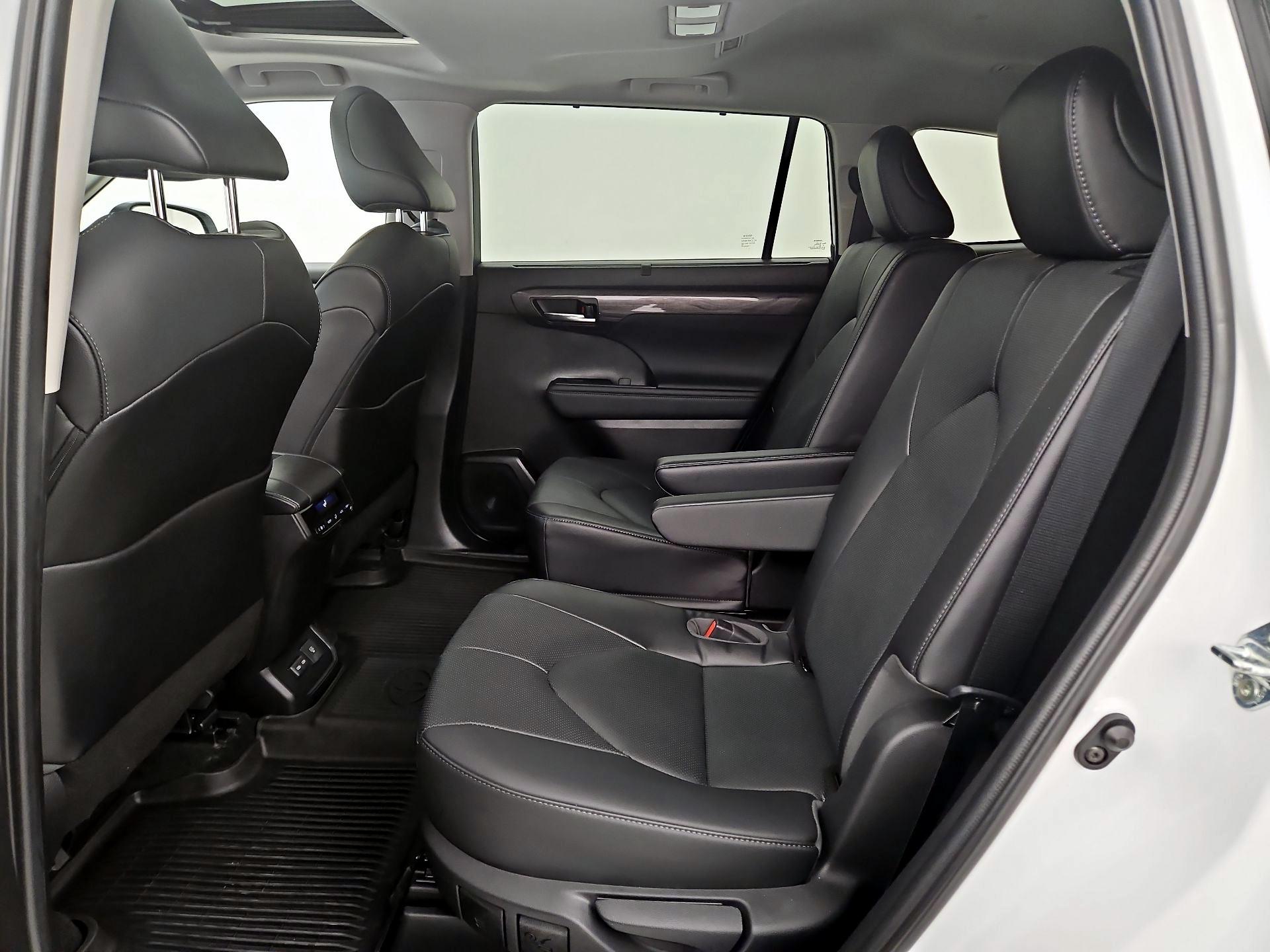 Thumbnail: 2023 Toyota Highlander - 20