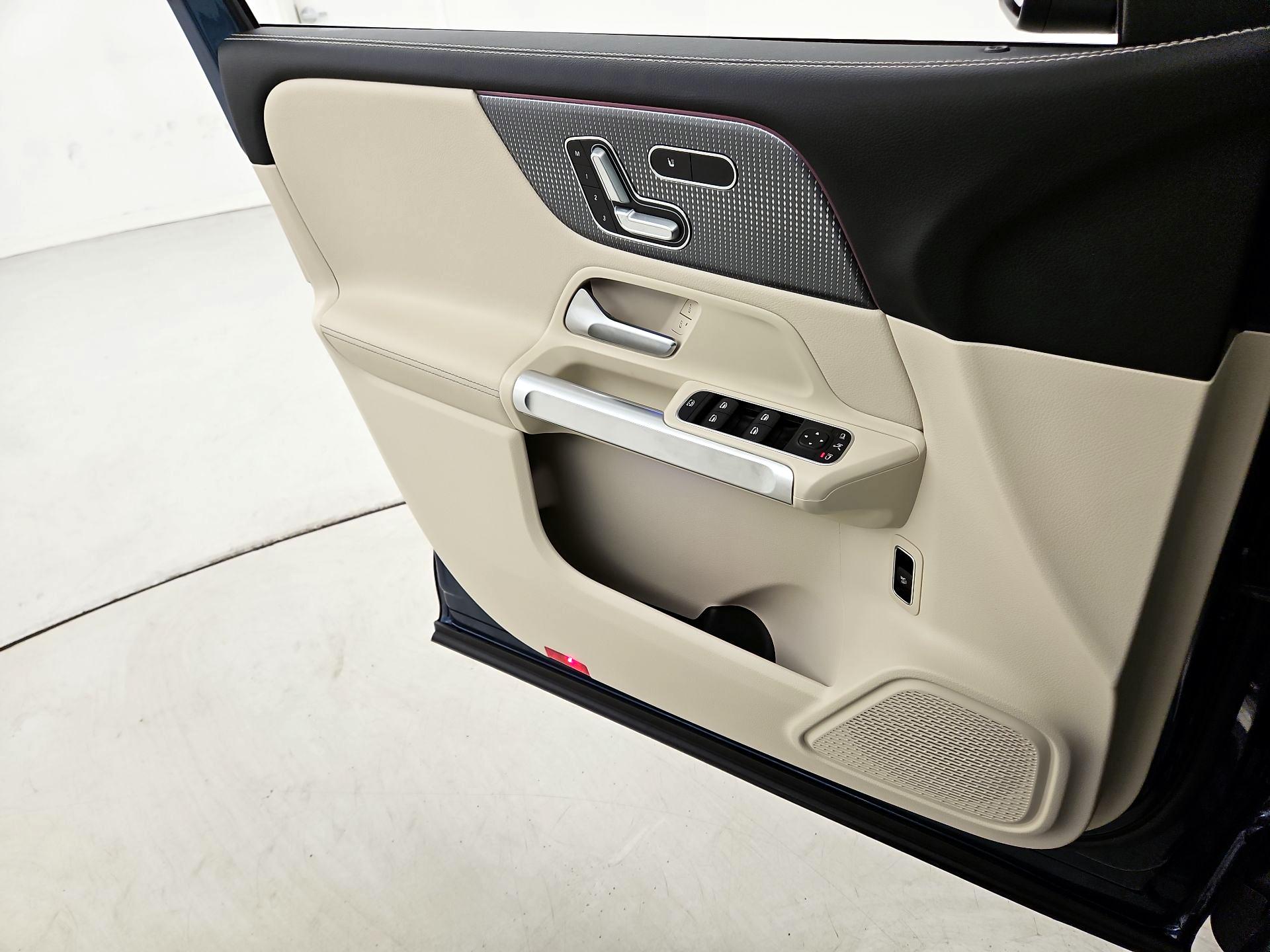 Thumbnail: 2022 Mercedes-Benz GLB - 12