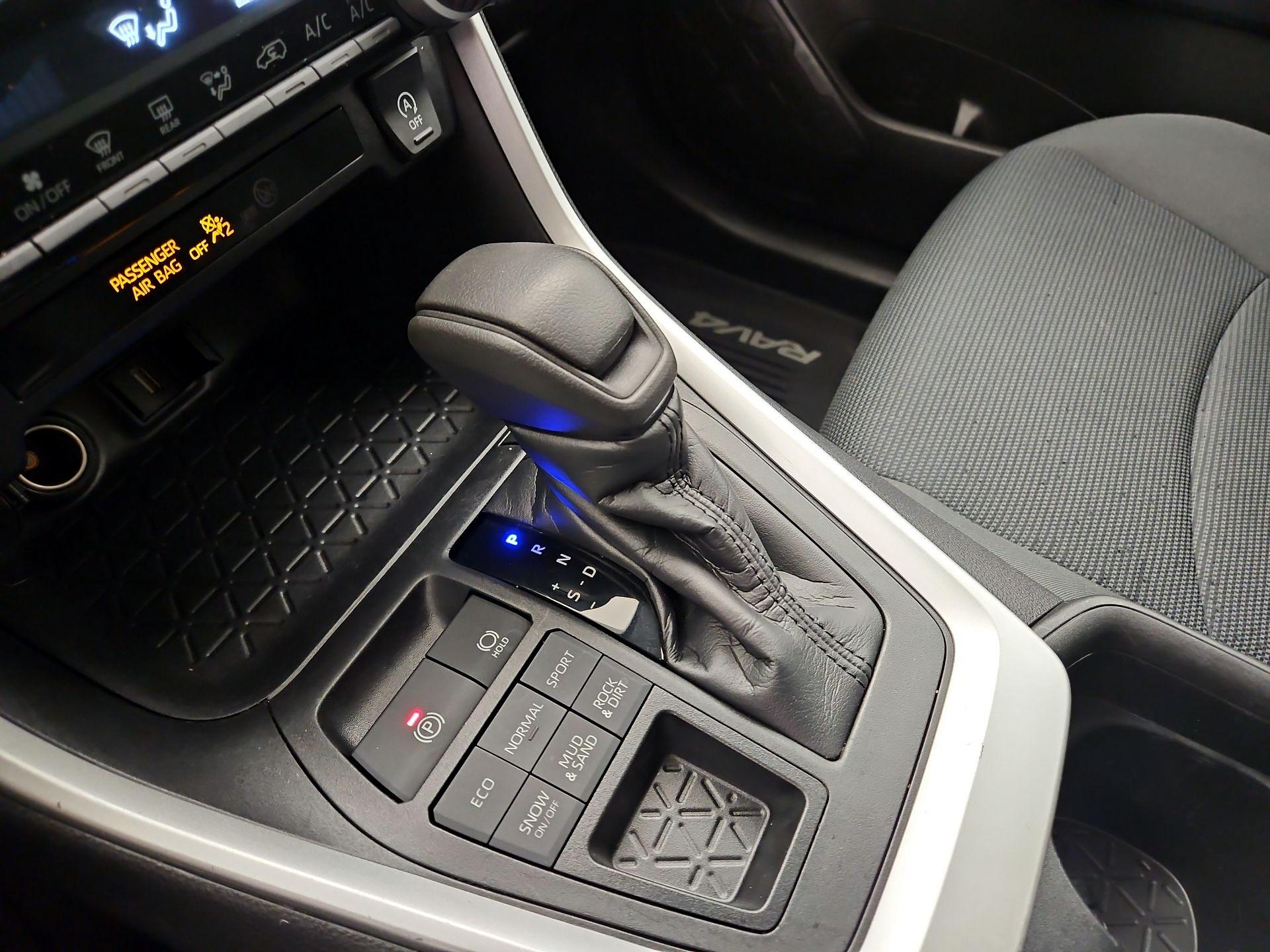 Thumbnail: 2021 Toyota RAV4 - 17