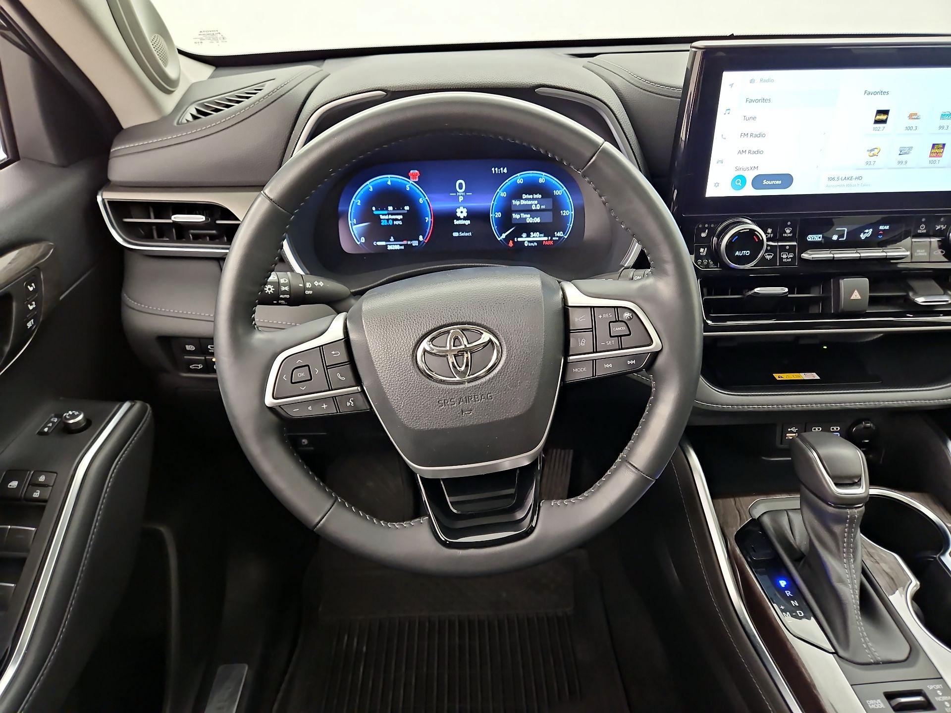 Thumbnail: 2023 Toyota Highlander - 10