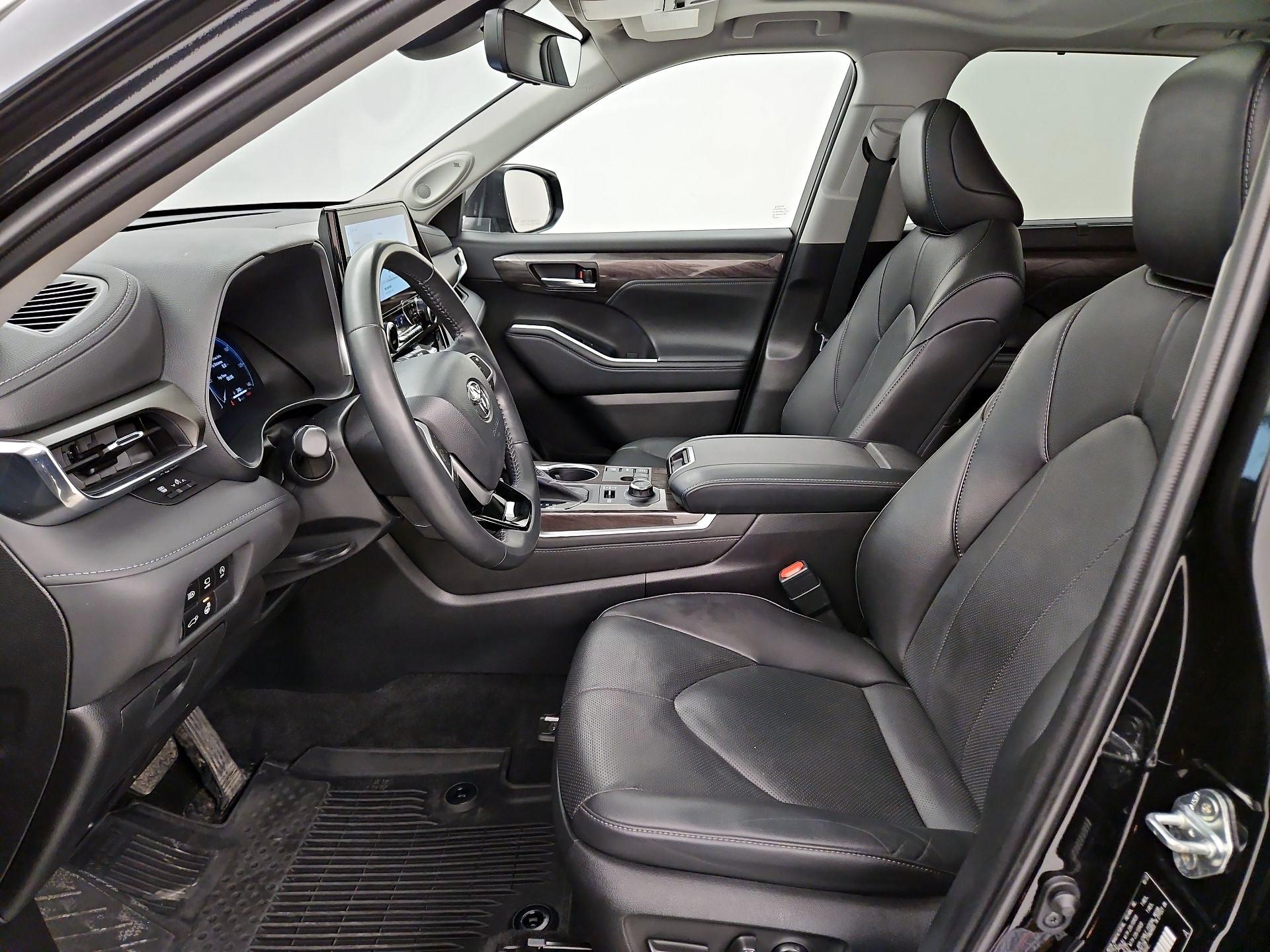 Thumbnail: 2023 Toyota Highlander - 11