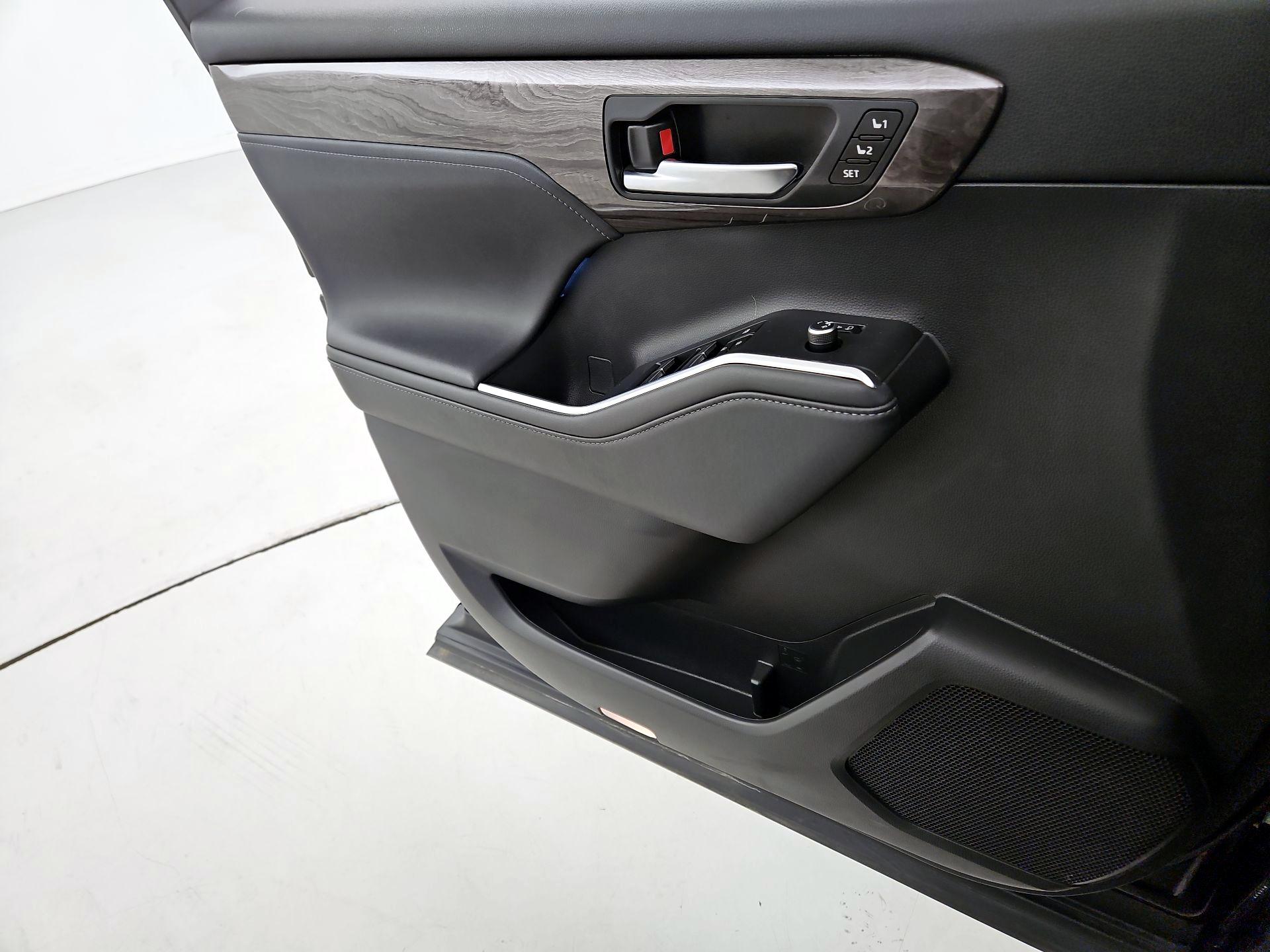 Thumbnail: 2023 Toyota Highlander - 12