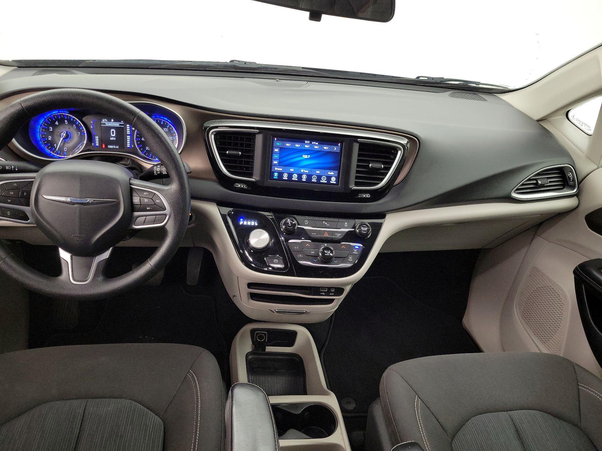 Thumbnail: 2020 Chrysler Voyager - 9