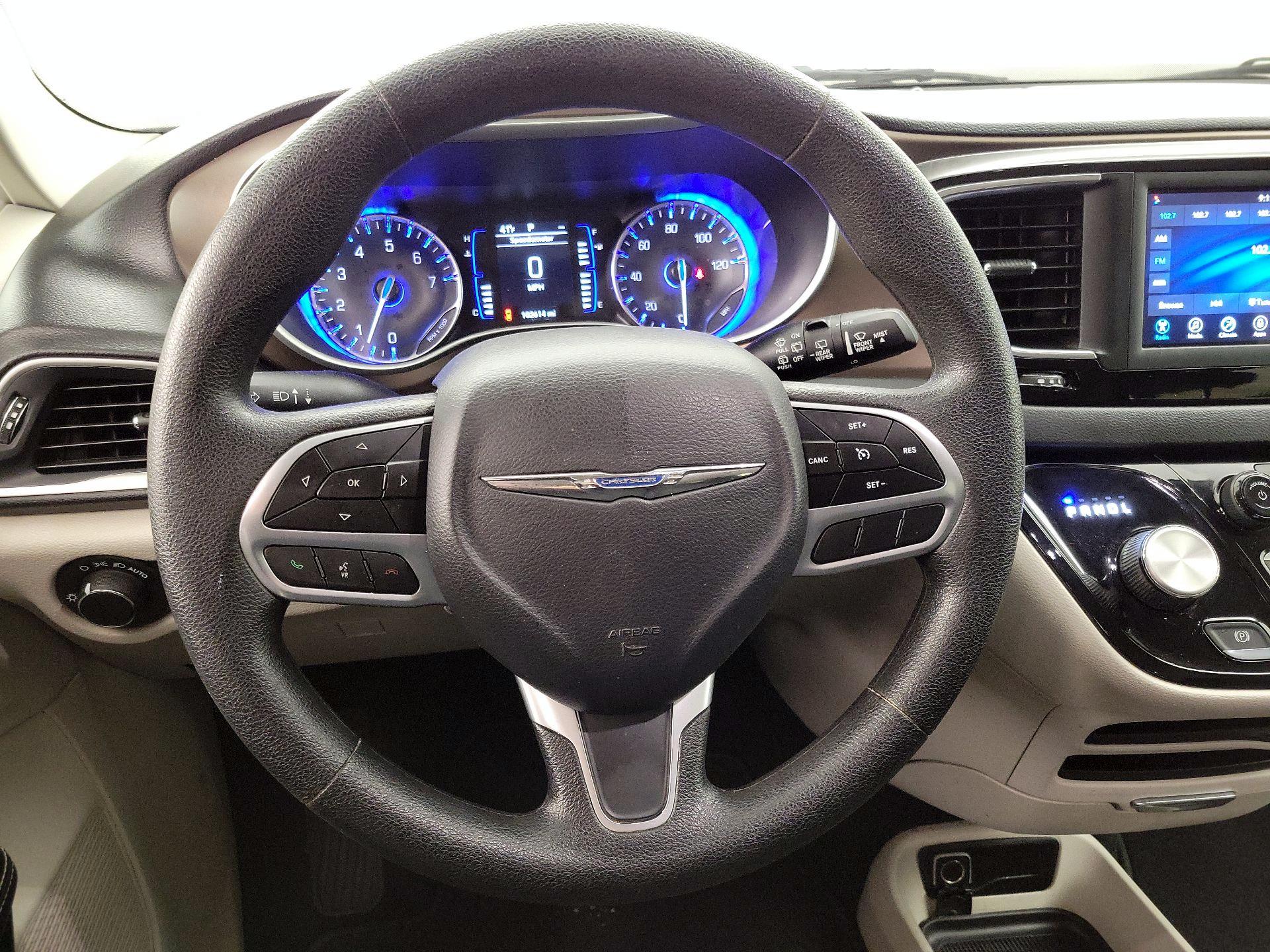 Thumbnail: 2020 Chrysler Voyager - 10