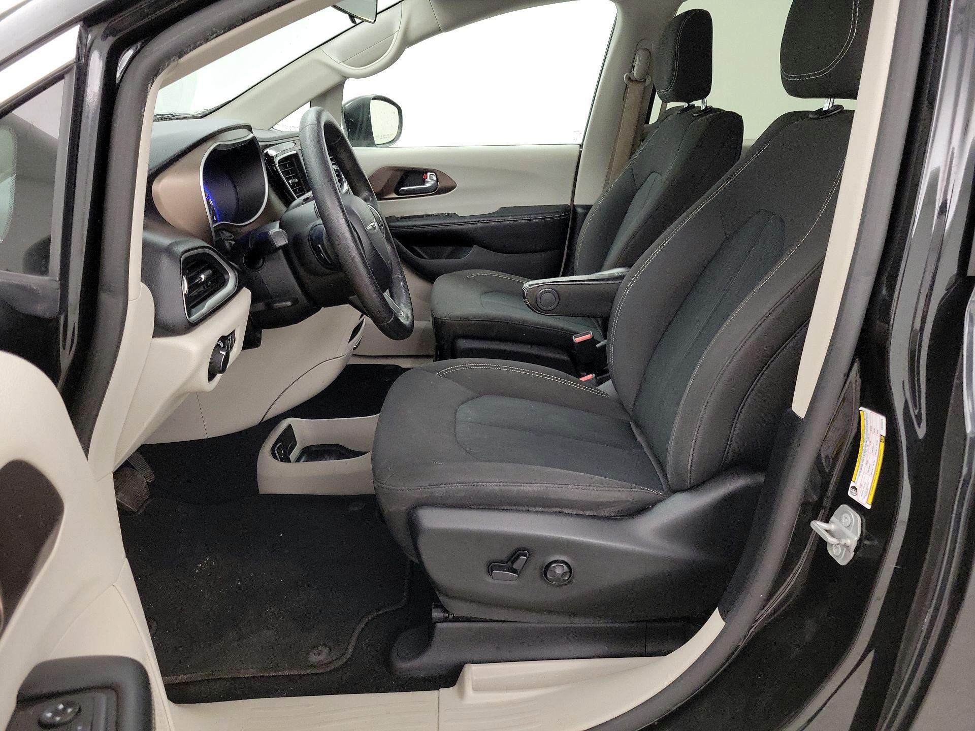 Thumbnail: 2020 Chrysler Voyager - 11