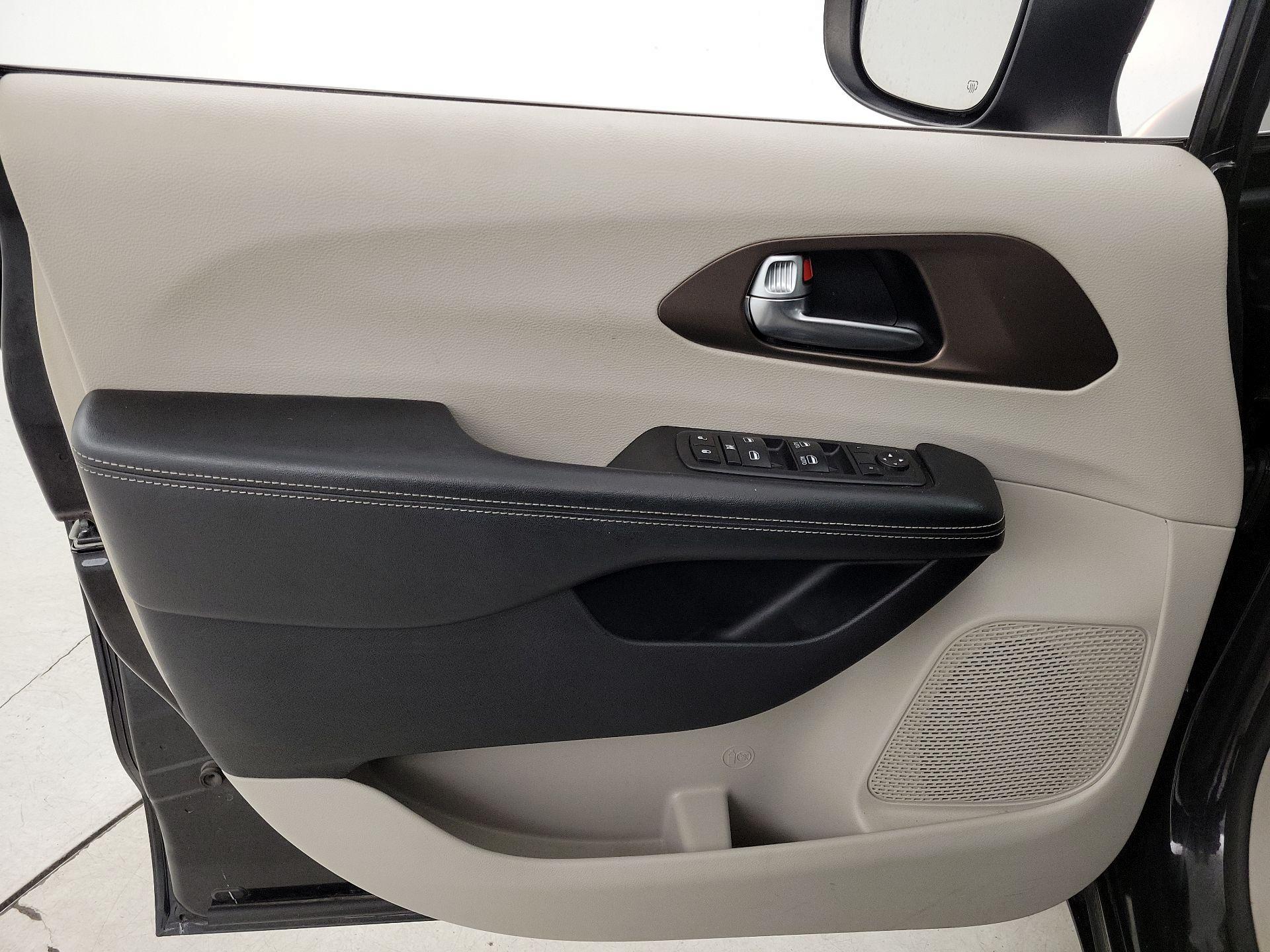 Thumbnail: 2020 Chrysler Voyager - 12