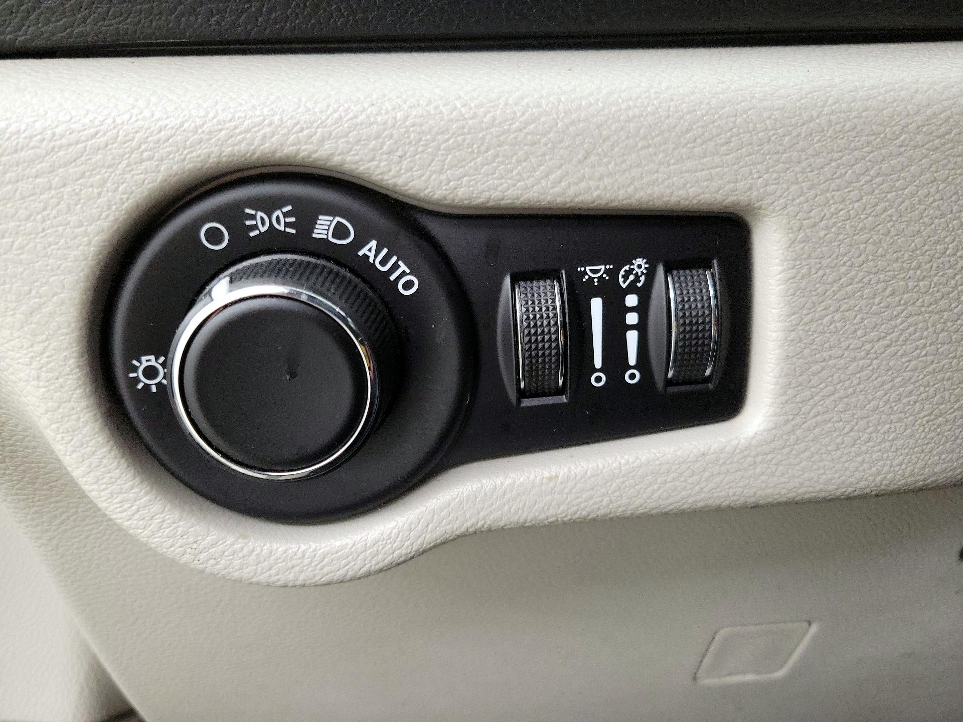 Thumbnail: 2020 Chrysler Voyager - 13