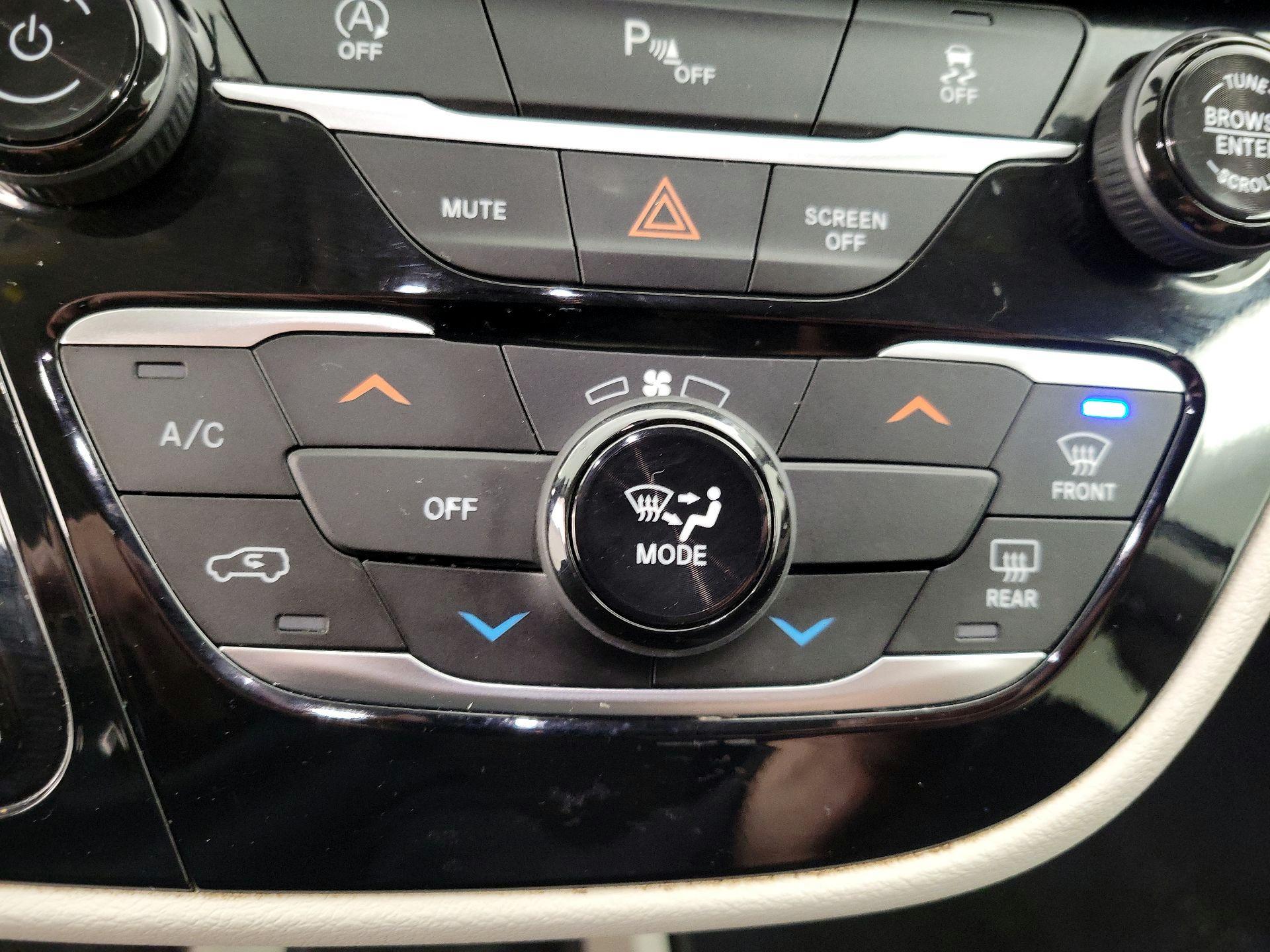 Thumbnail: 2020 Chrysler Voyager - 16