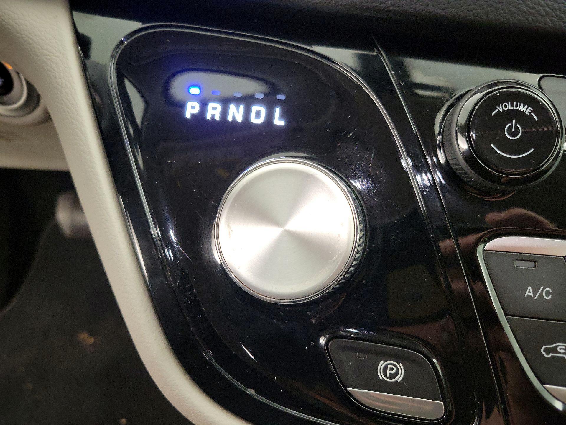 Thumbnail: 2020 Chrysler Voyager - 17