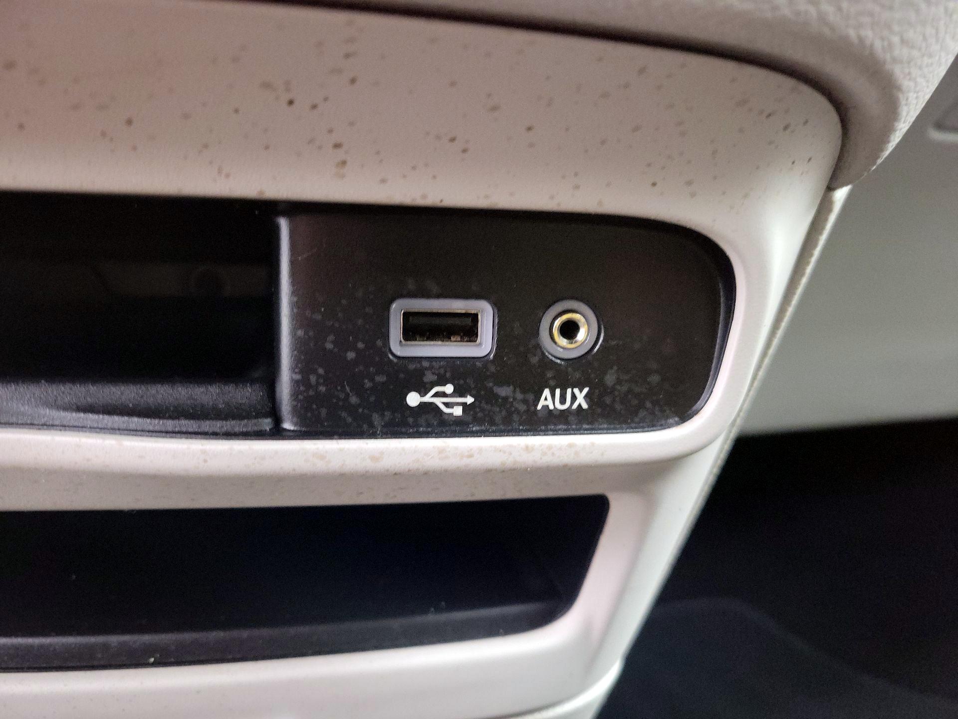 Thumbnail: 2020 Chrysler Voyager - 18