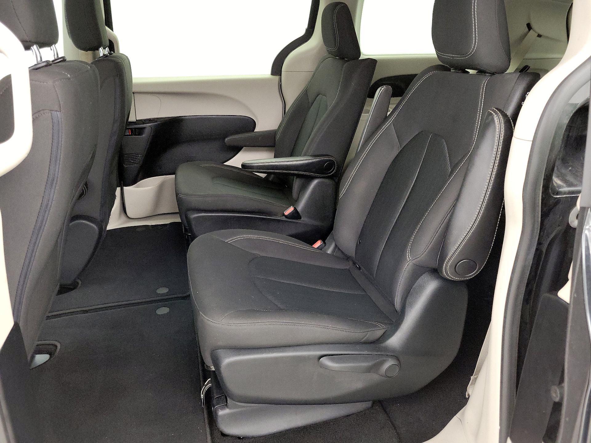 Thumbnail: 2020 Chrysler Voyager - 19