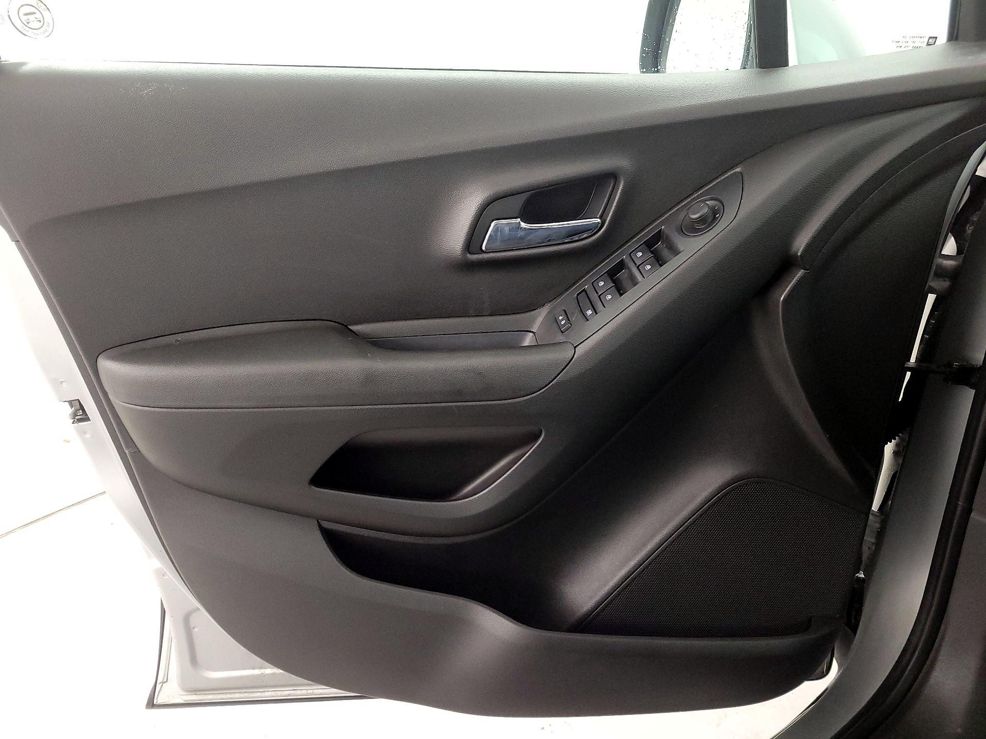 Thumbnail: 2017 Chevrolet Trax - 12