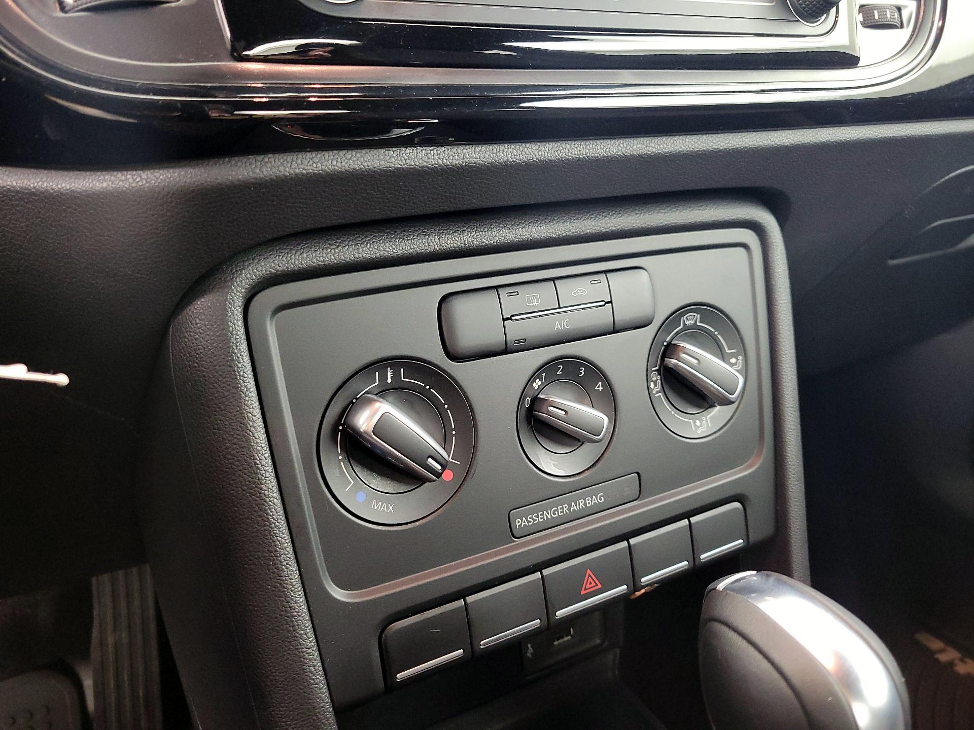 Thumbnail: 2018 Volkswagen Beetle - 16