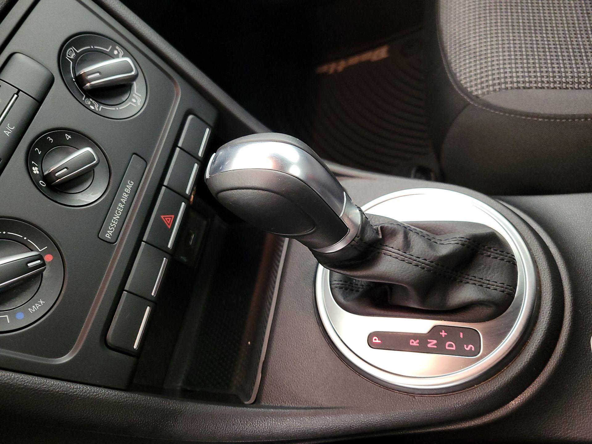 Thumbnail: 2018 Volkswagen Beetle - 17